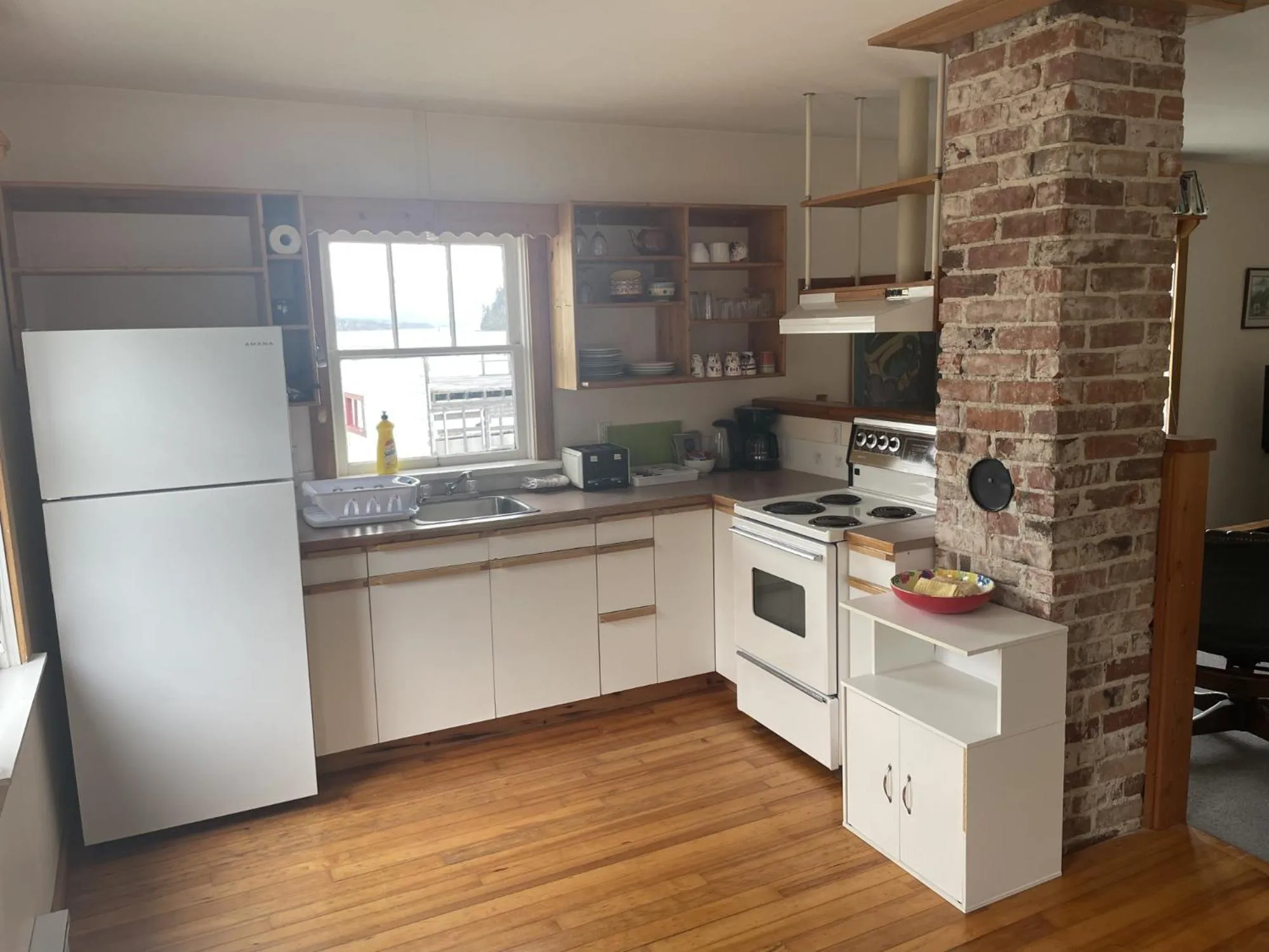 Kitchen or kitchenette in Seine Boat Inn