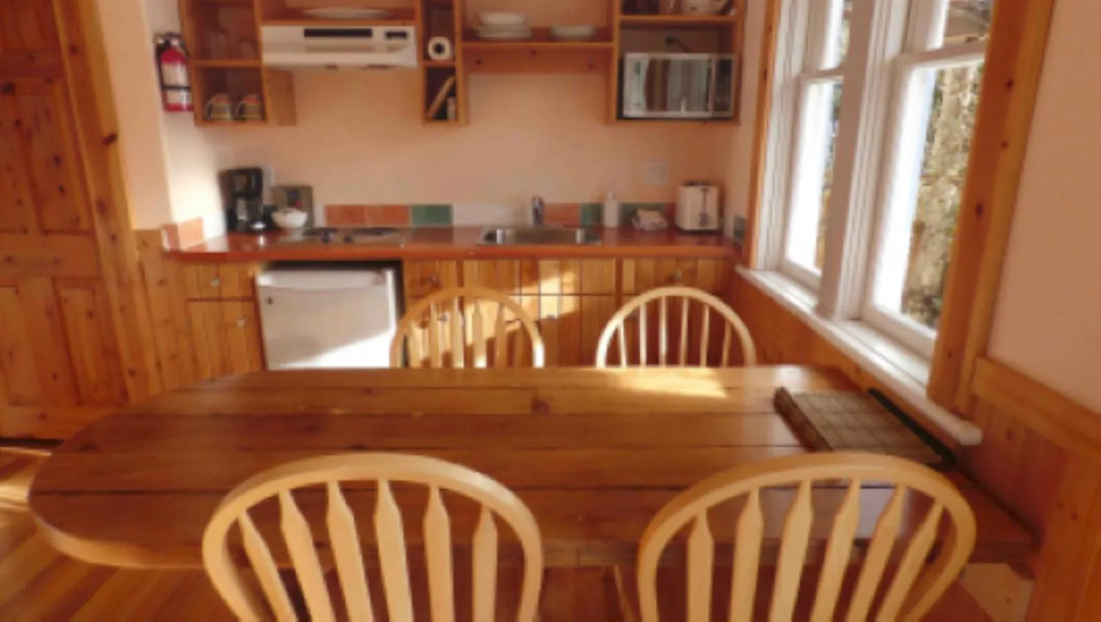 Kitchen or kitchenette in Seine Boat Inn