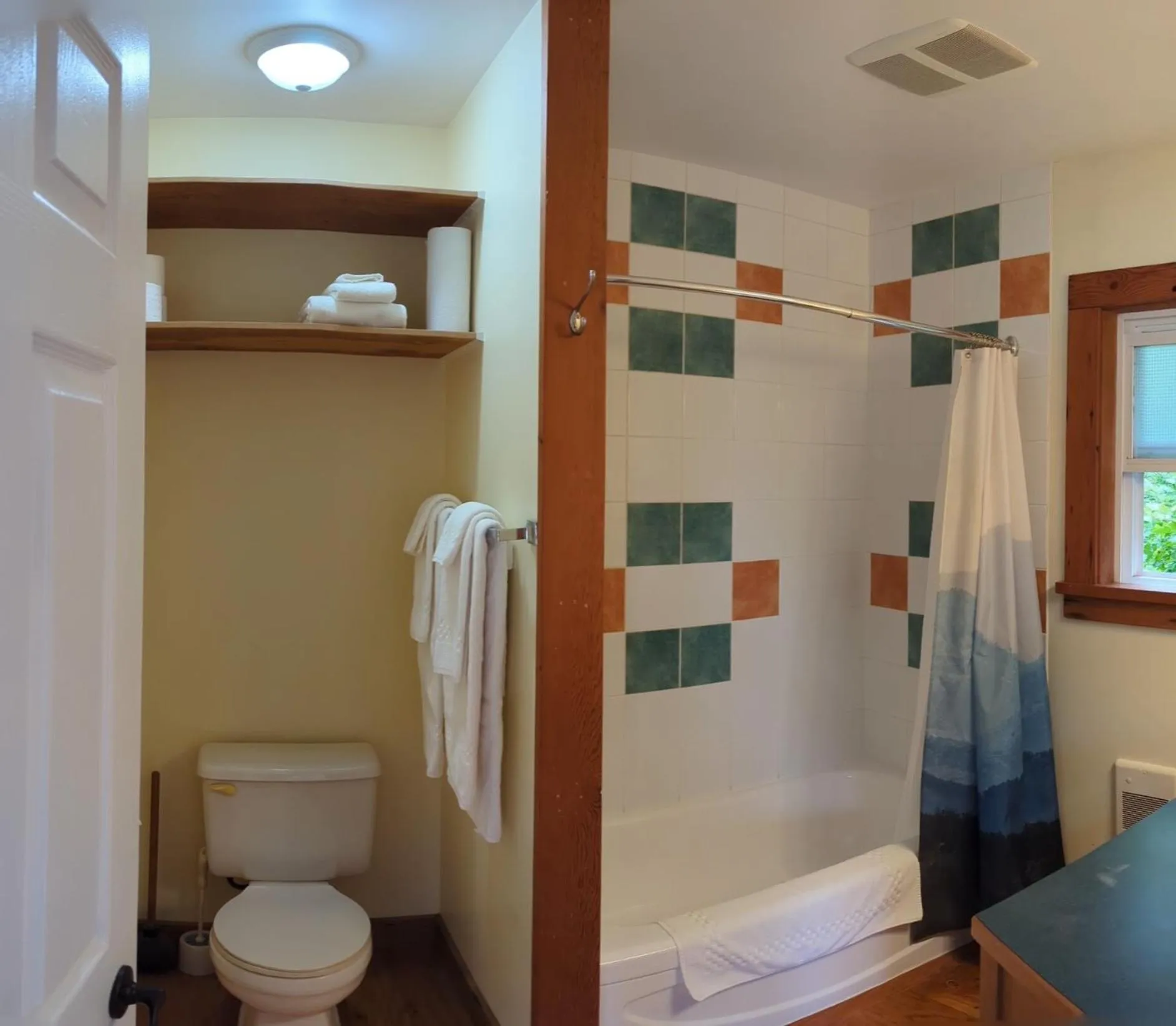 Toilet in Seine Boat Inn