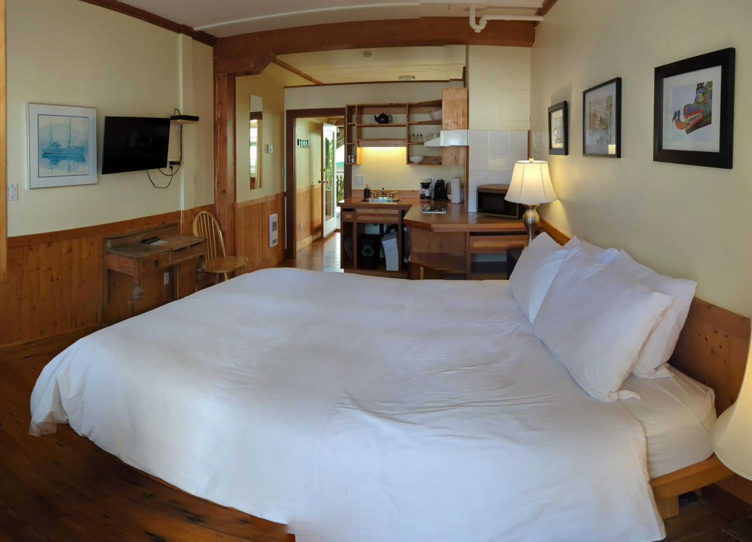 Bed in Seine Boat Inn