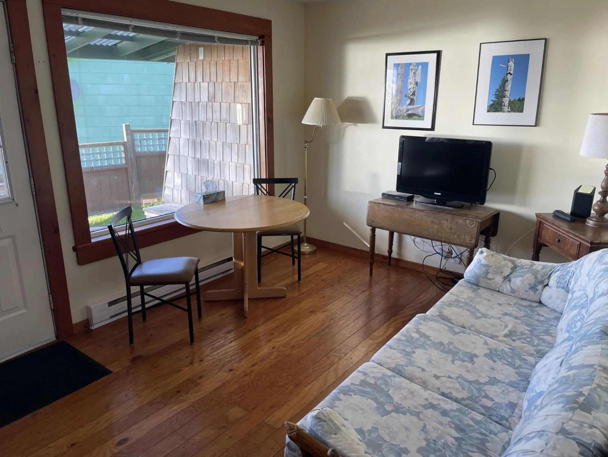 Living room in Seine Boat Inn