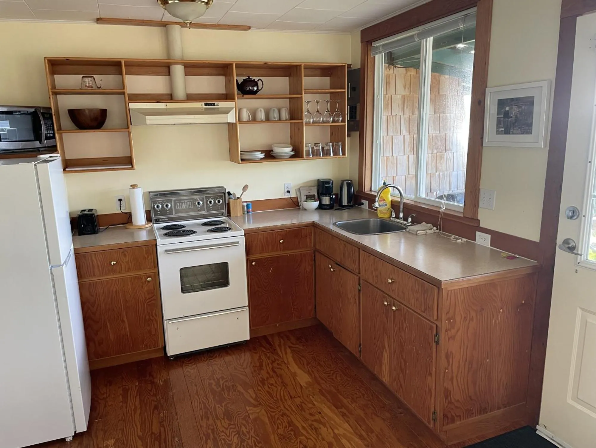 Kitchen or kitchenette in Seine Boat Inn