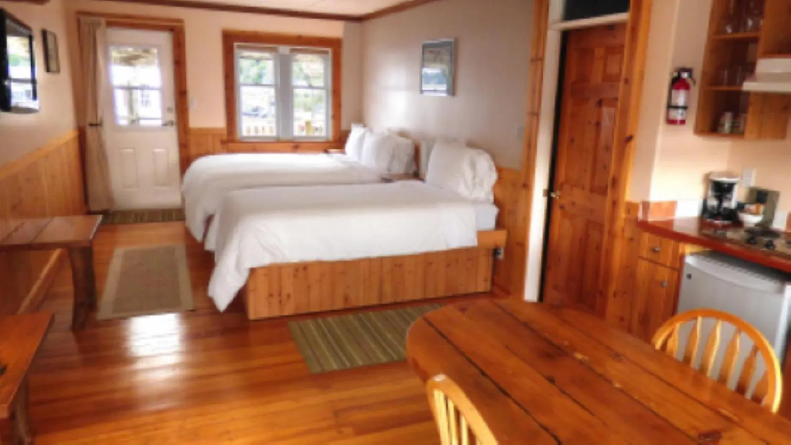 Bed in Seine Boat Inn