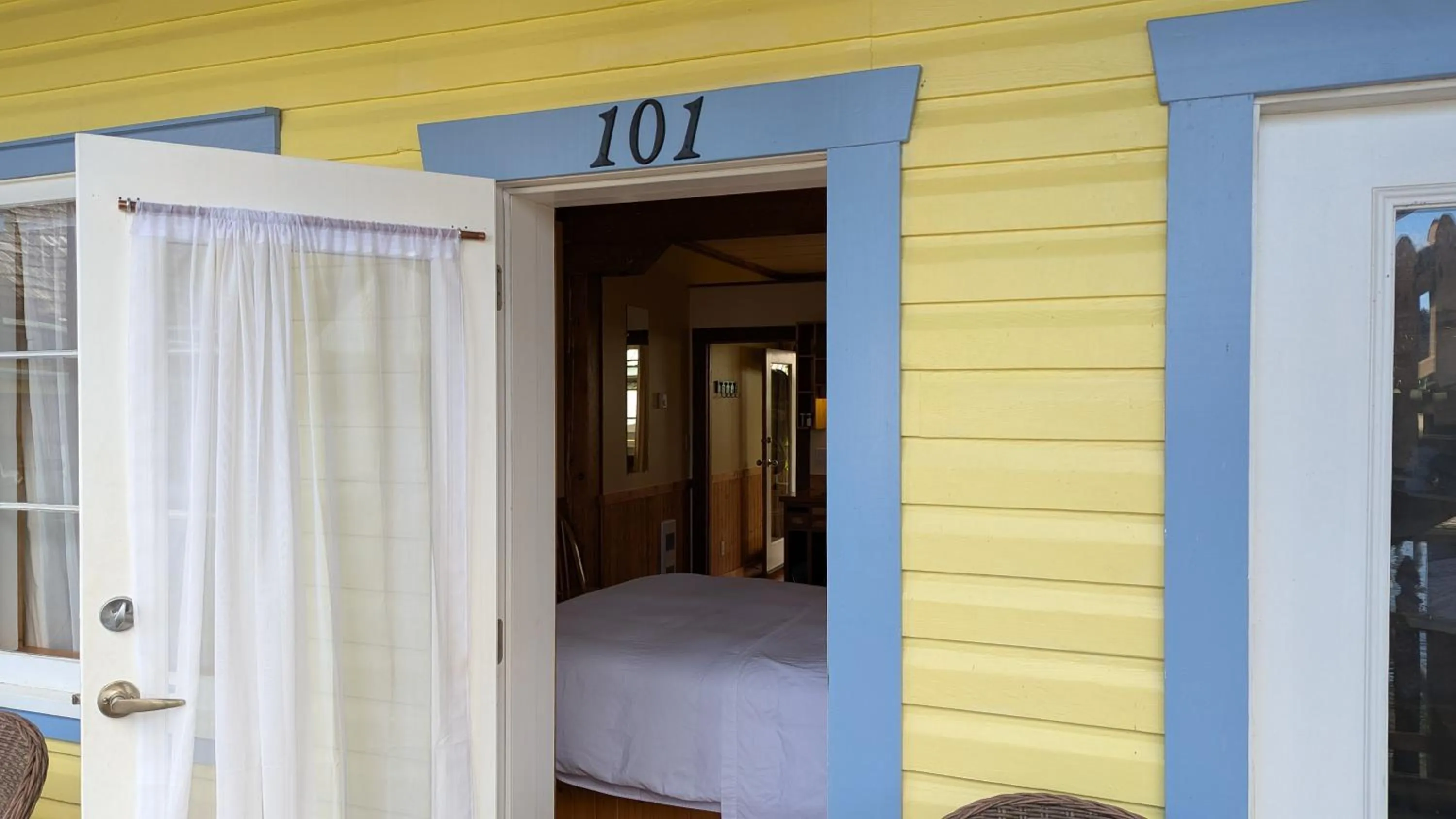 Facade/entrance, Bed in Seine Boat Inn