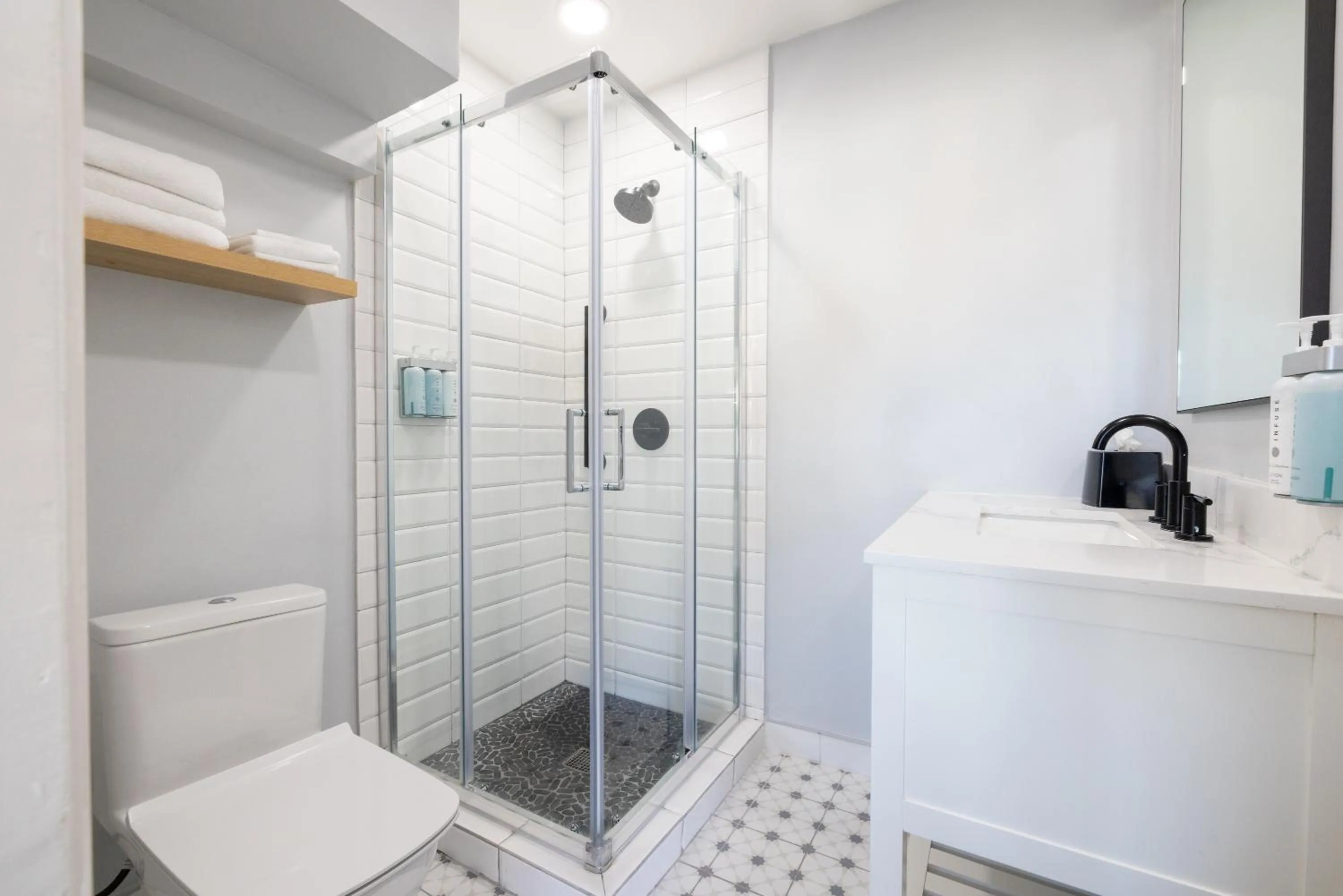 Shower in Tides Oceanview Inn and Cottages