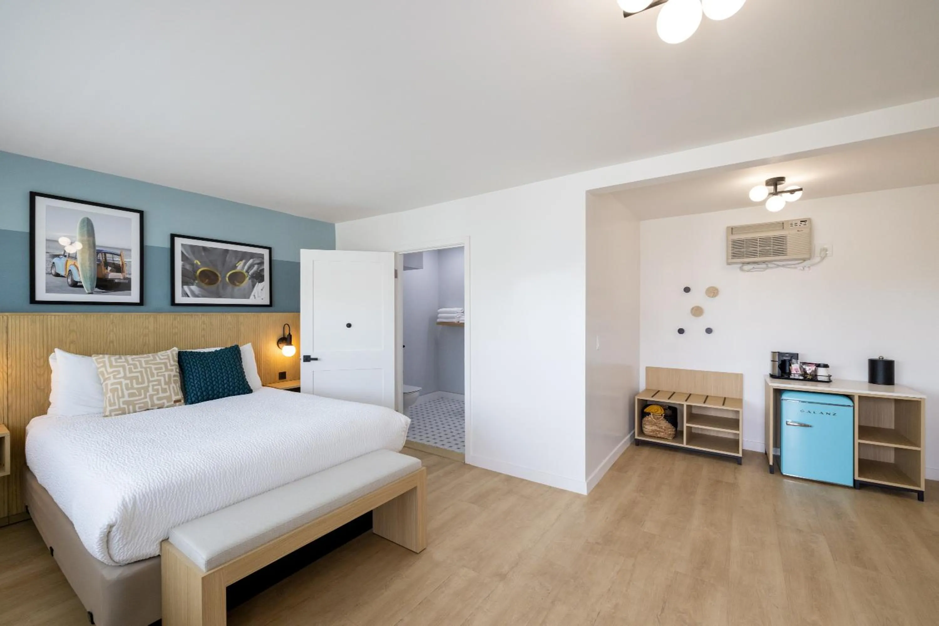 Bedroom, Bed in Tides Oceanview Inn and Cottages