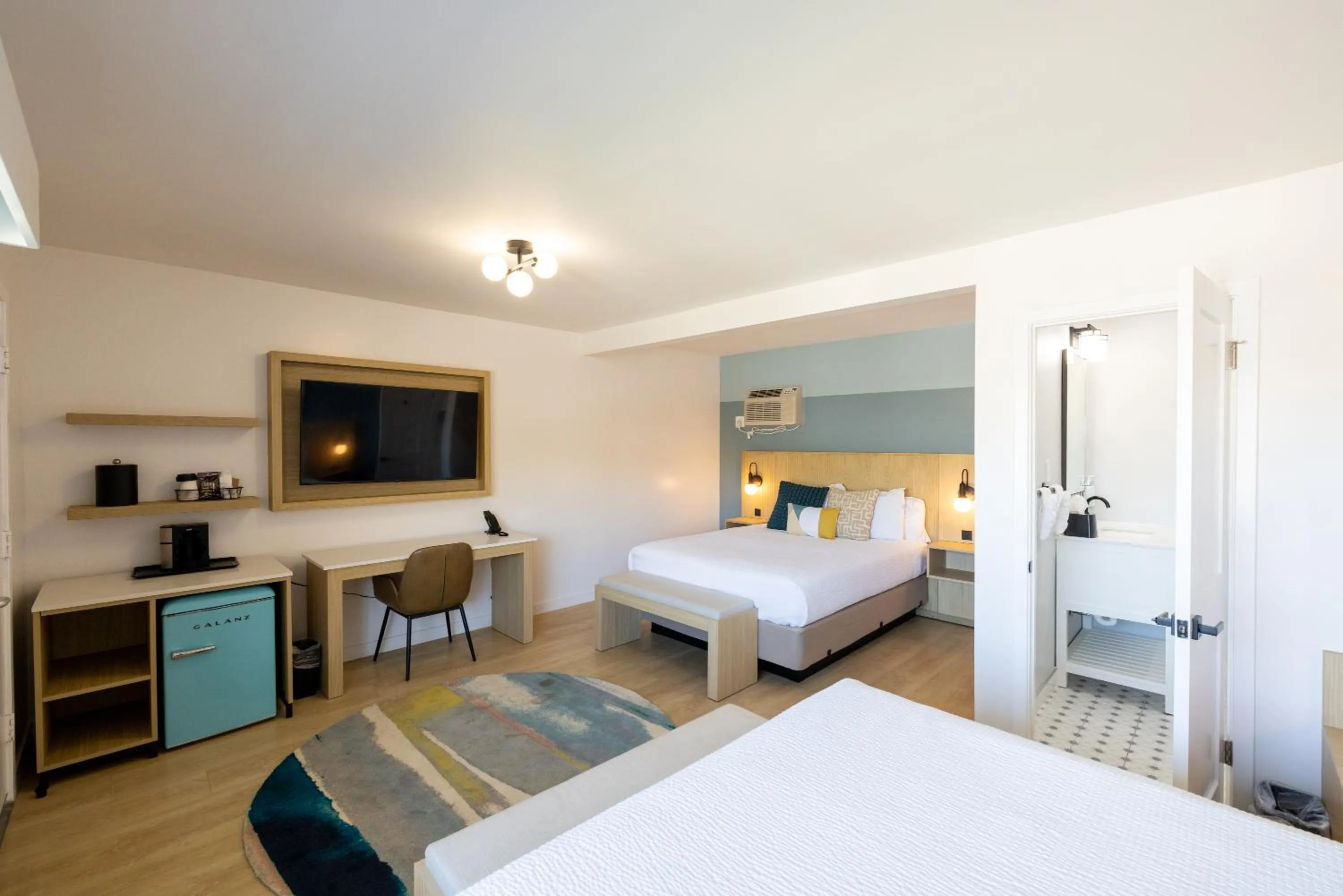 TV and multimedia, Bed in Tides Oceanview Inn and Cottages