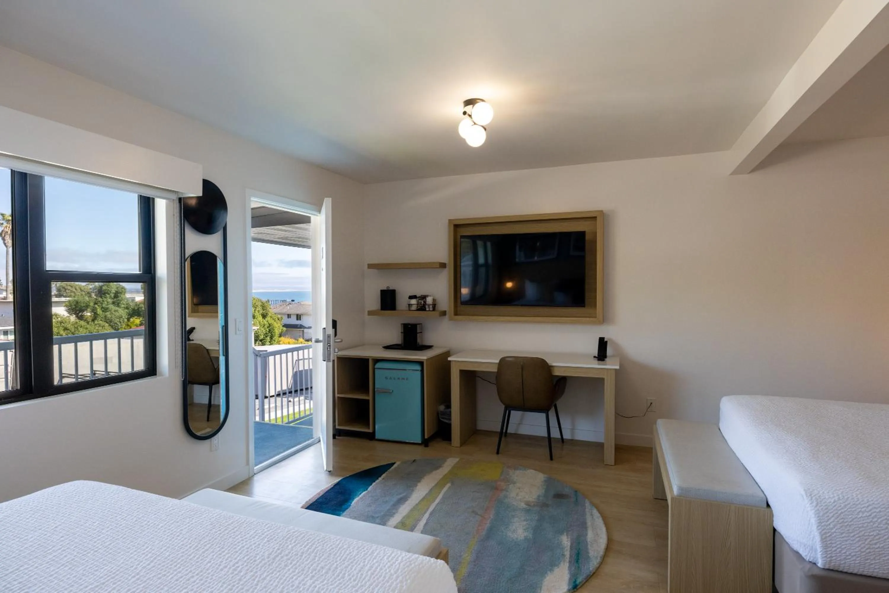 TV and multimedia, Bed in Tides Oceanview Inn and Cottages