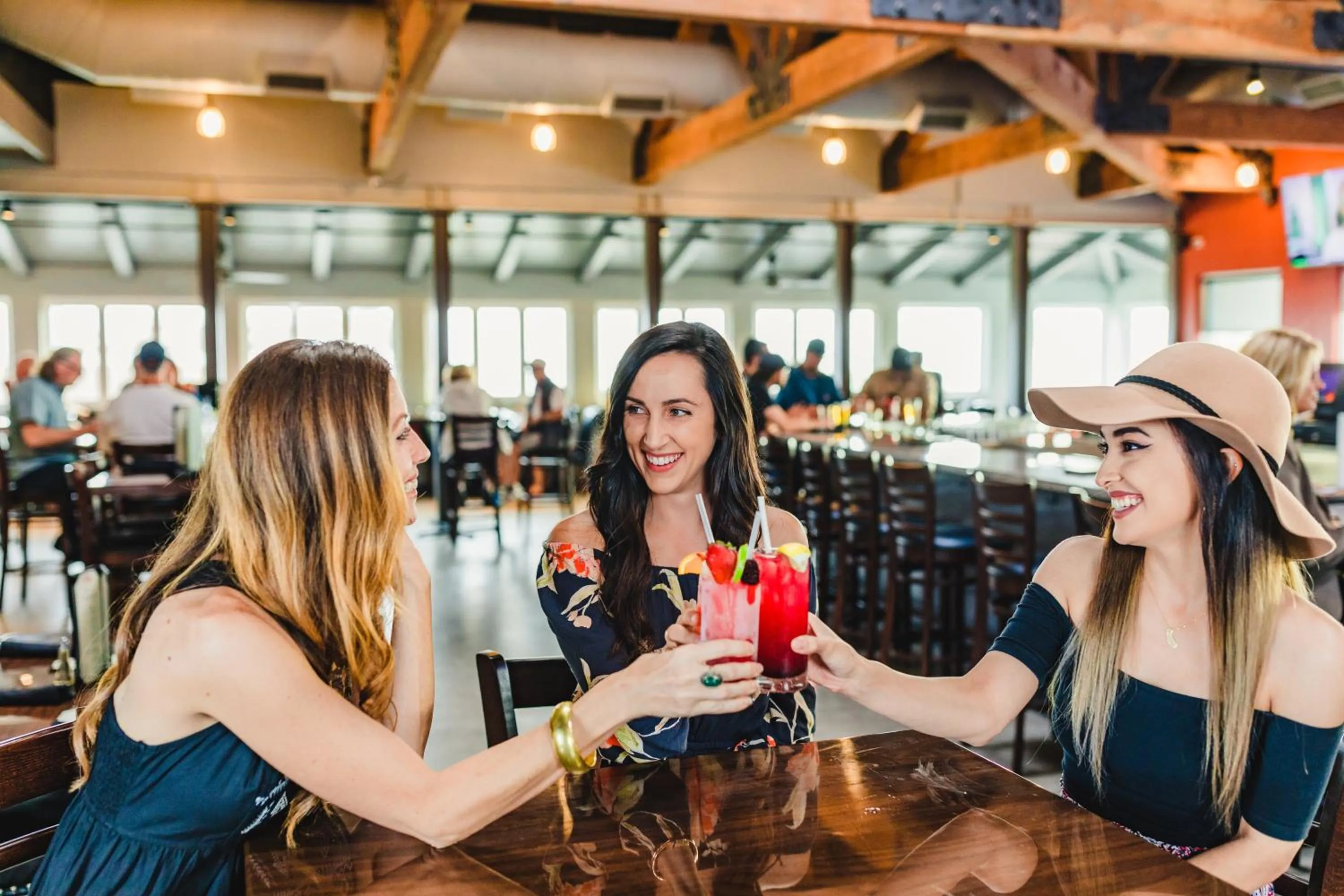 Lounge or bar in Tides Oceanview Inn and Cottages