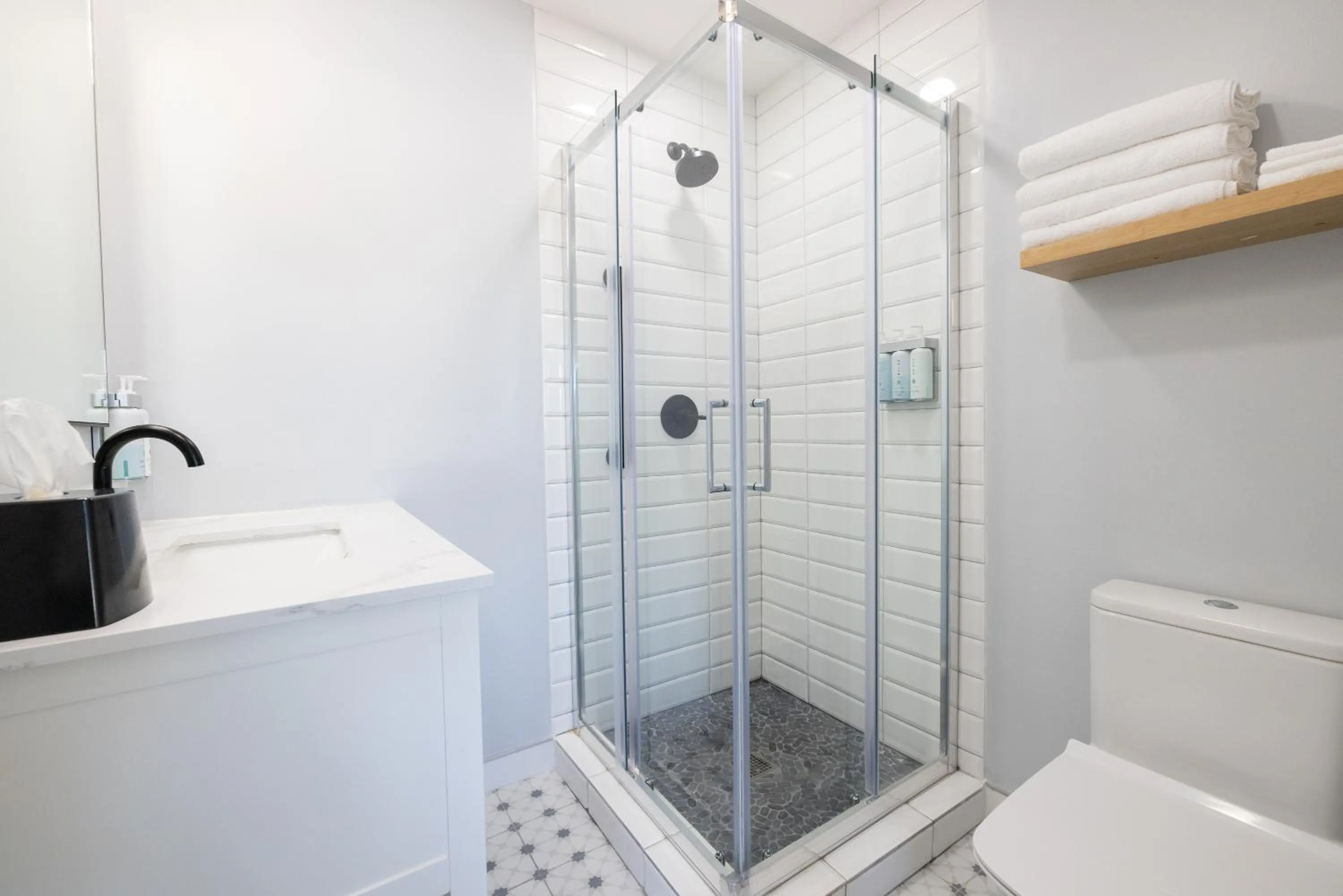 Shower in Tides Oceanview Inn and Cottages