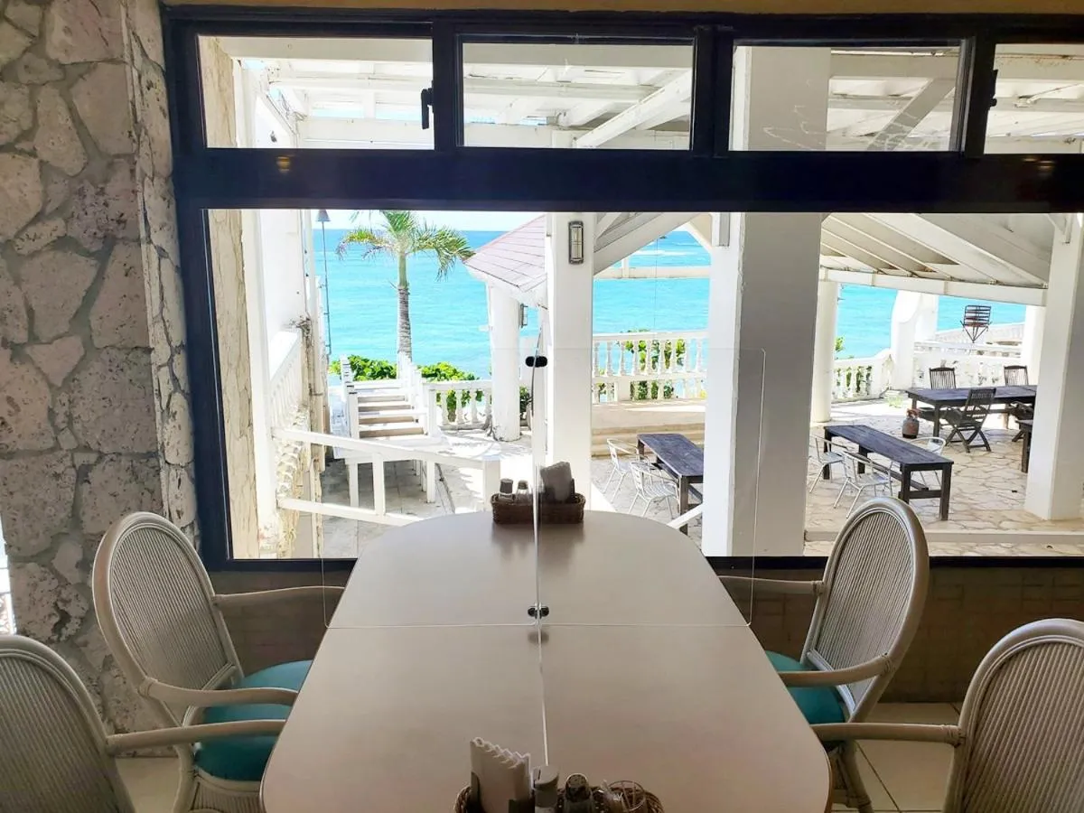 Restaurant/places to eat in Beach Resort Morimar