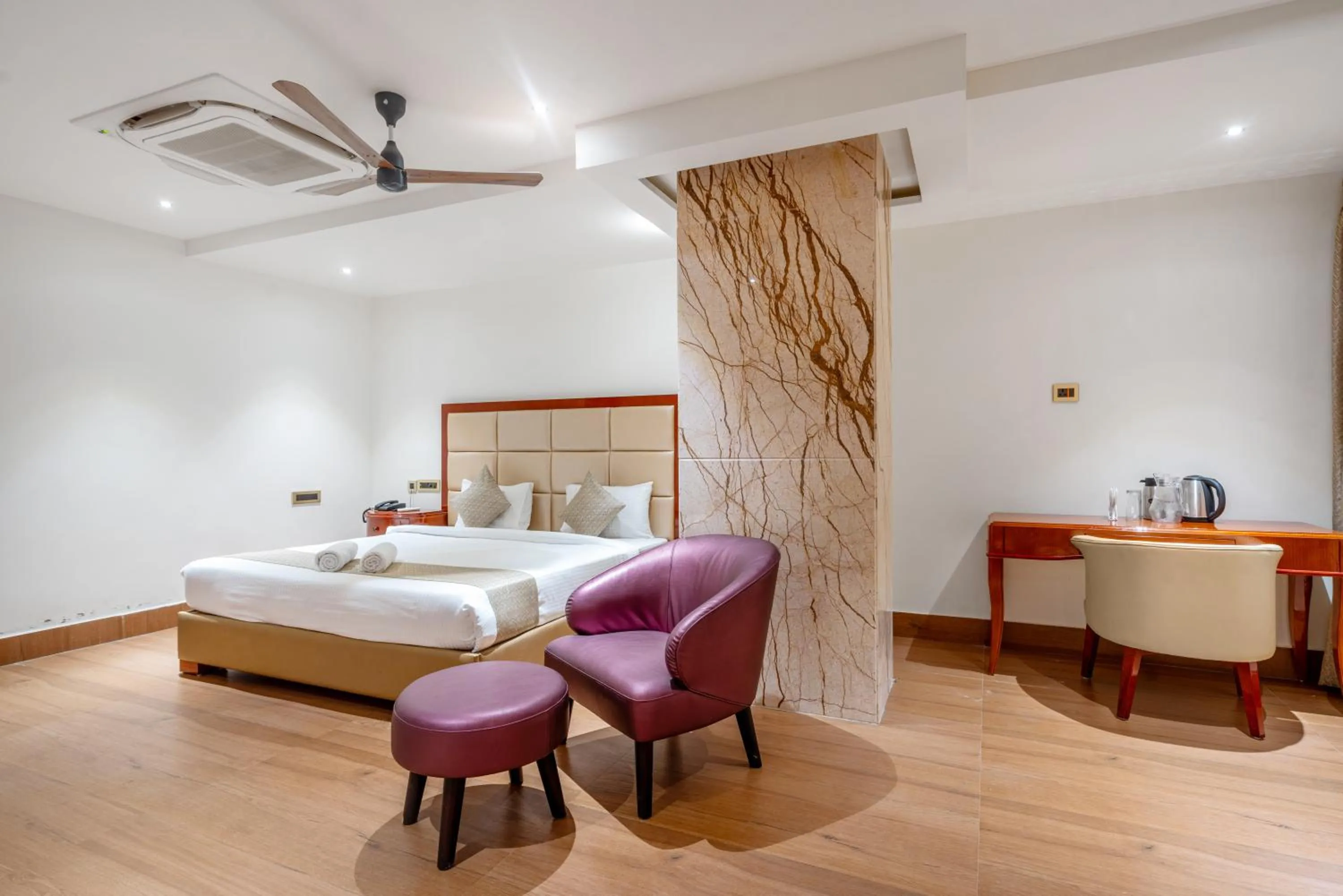 VIP, Bed in Hotel Chutneys