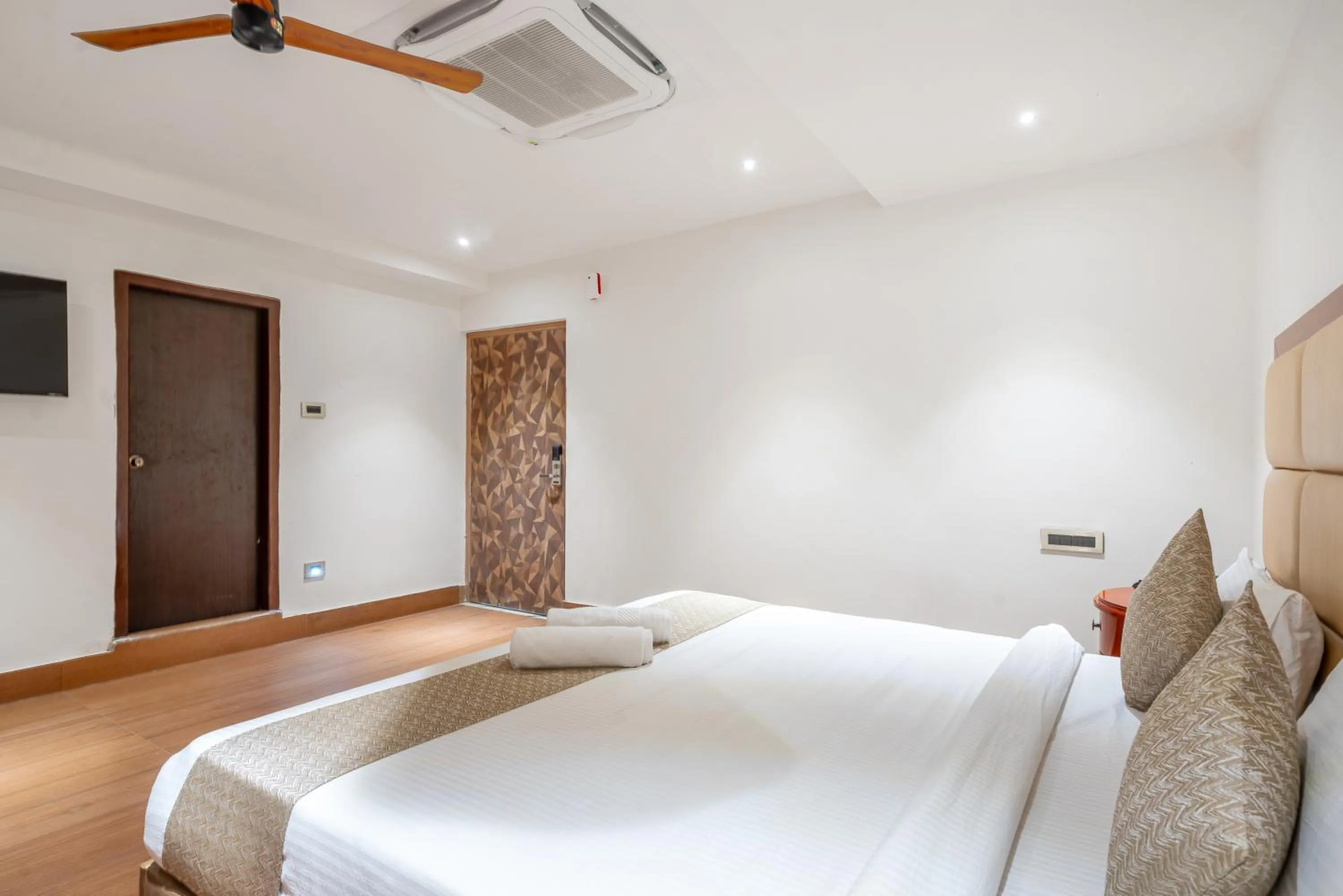 Photo of the whole room, Bed in Hotel Chutneys