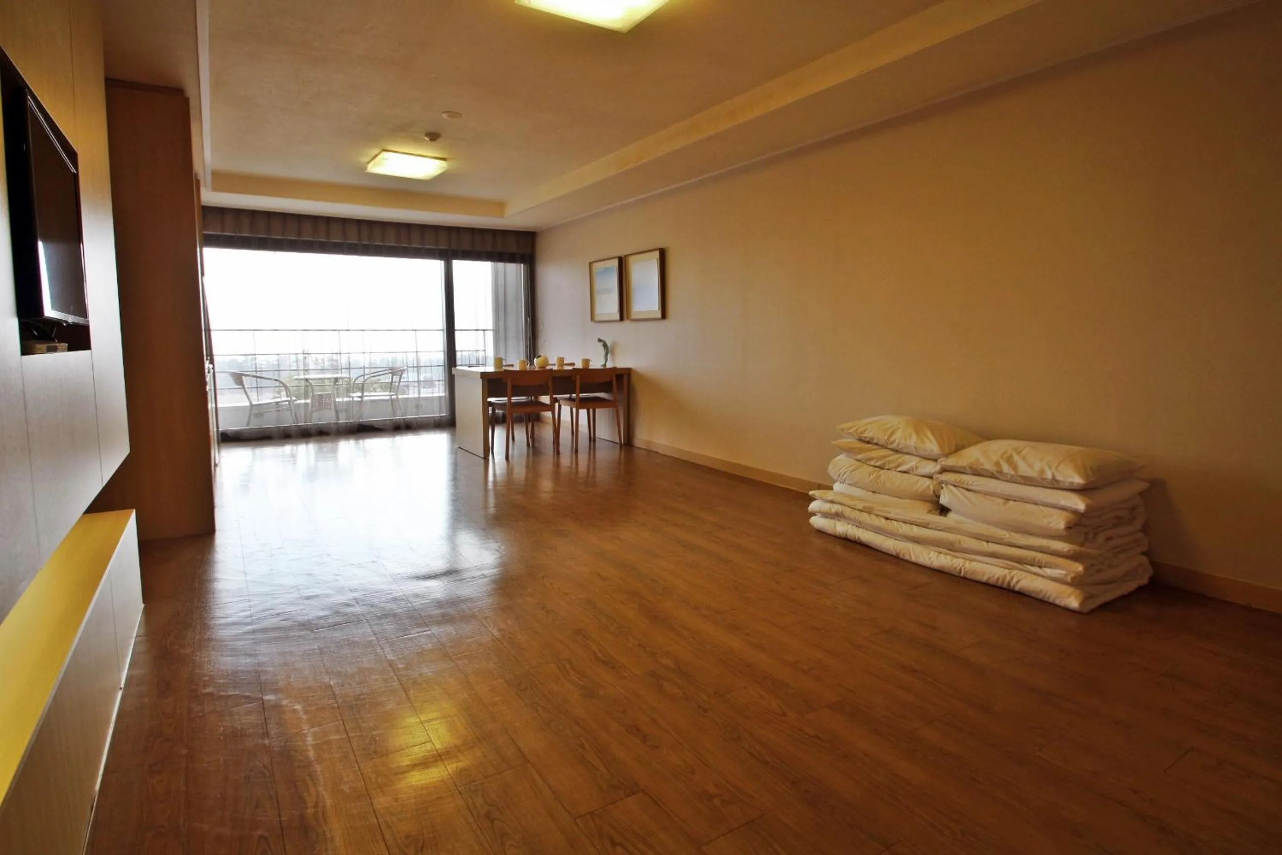 Photo of the whole room in Luceville