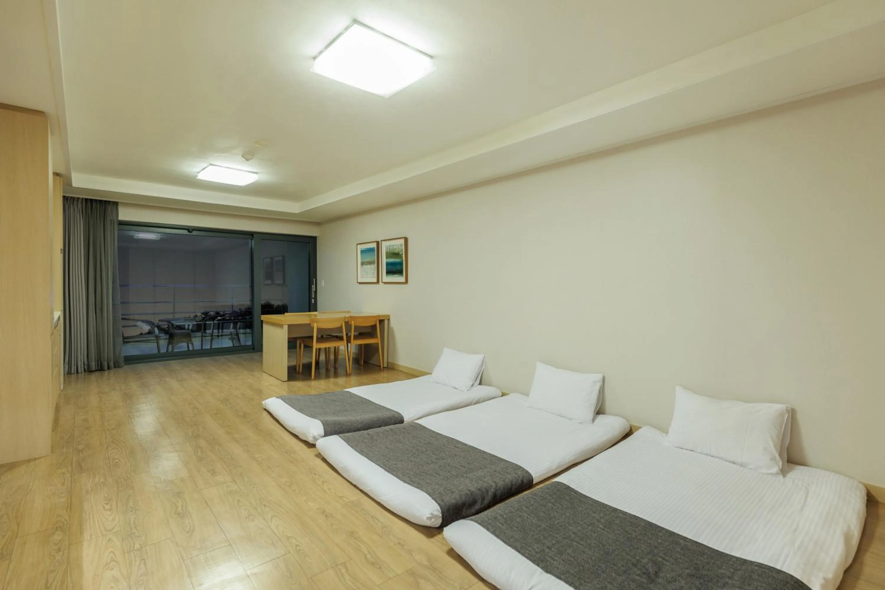 Photo of the whole room, Bed in Luceville