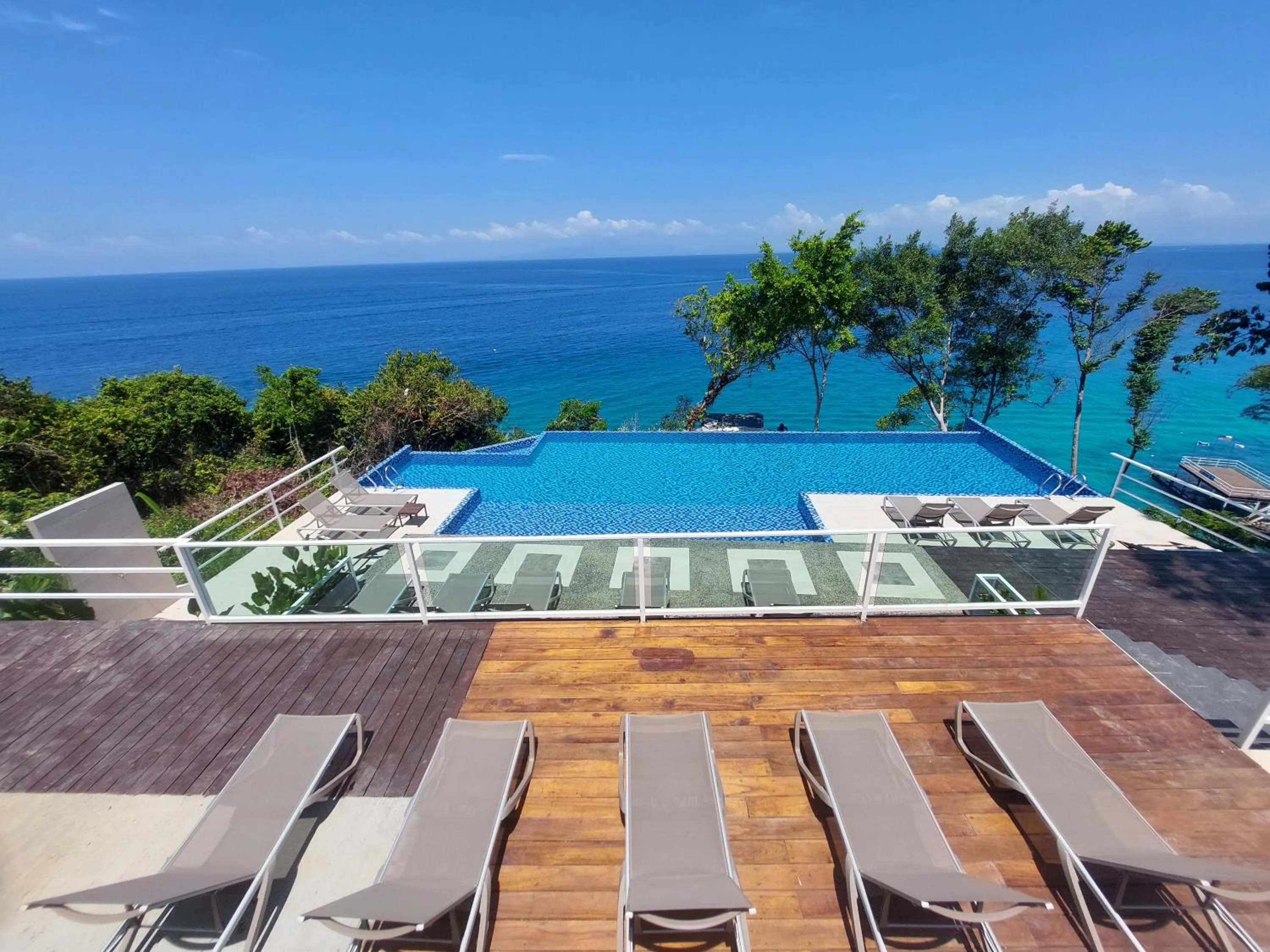 Swimming pool in Alunan Resort