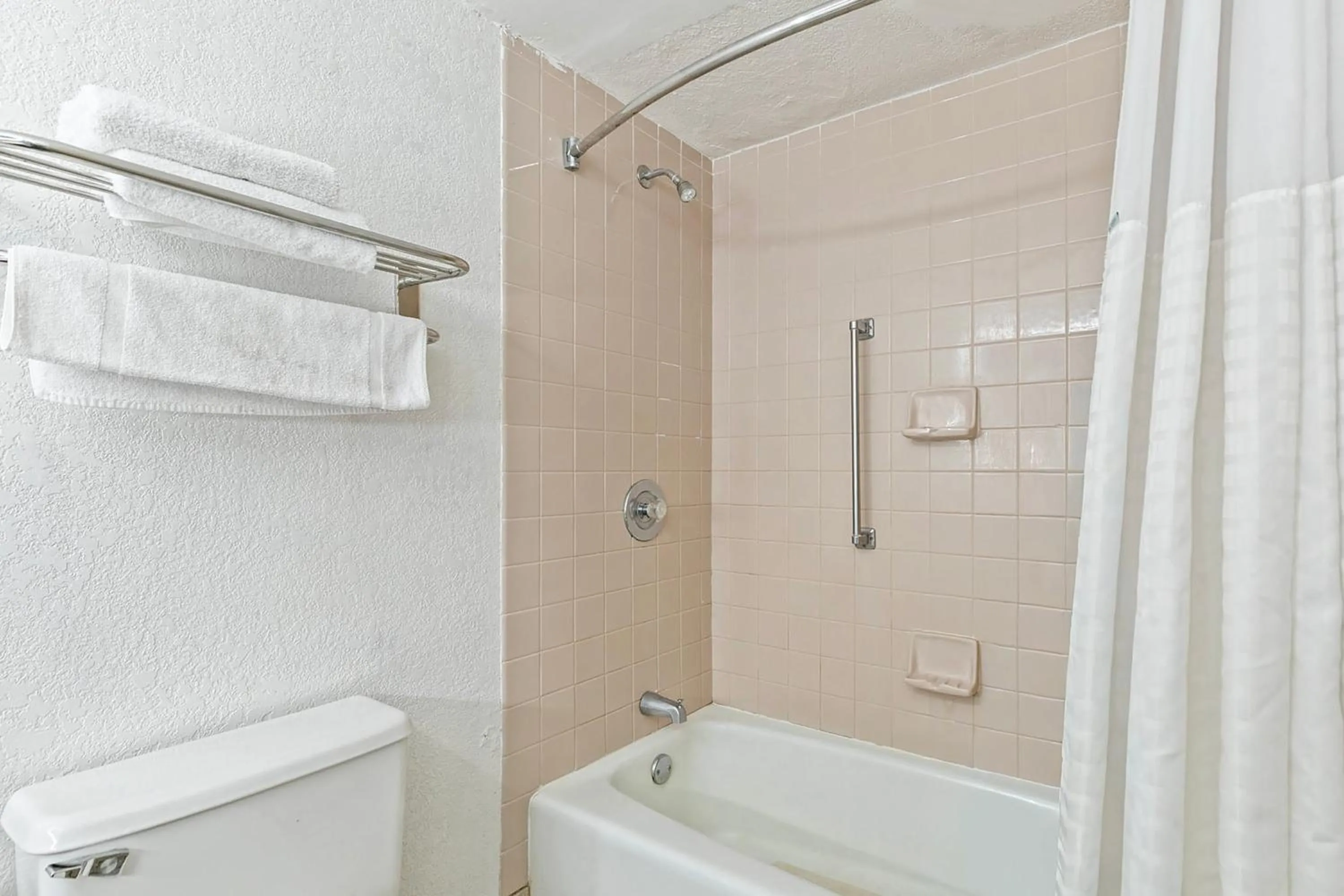 Bath in Moonlight Inn Hotel O Hattiesburg, MS