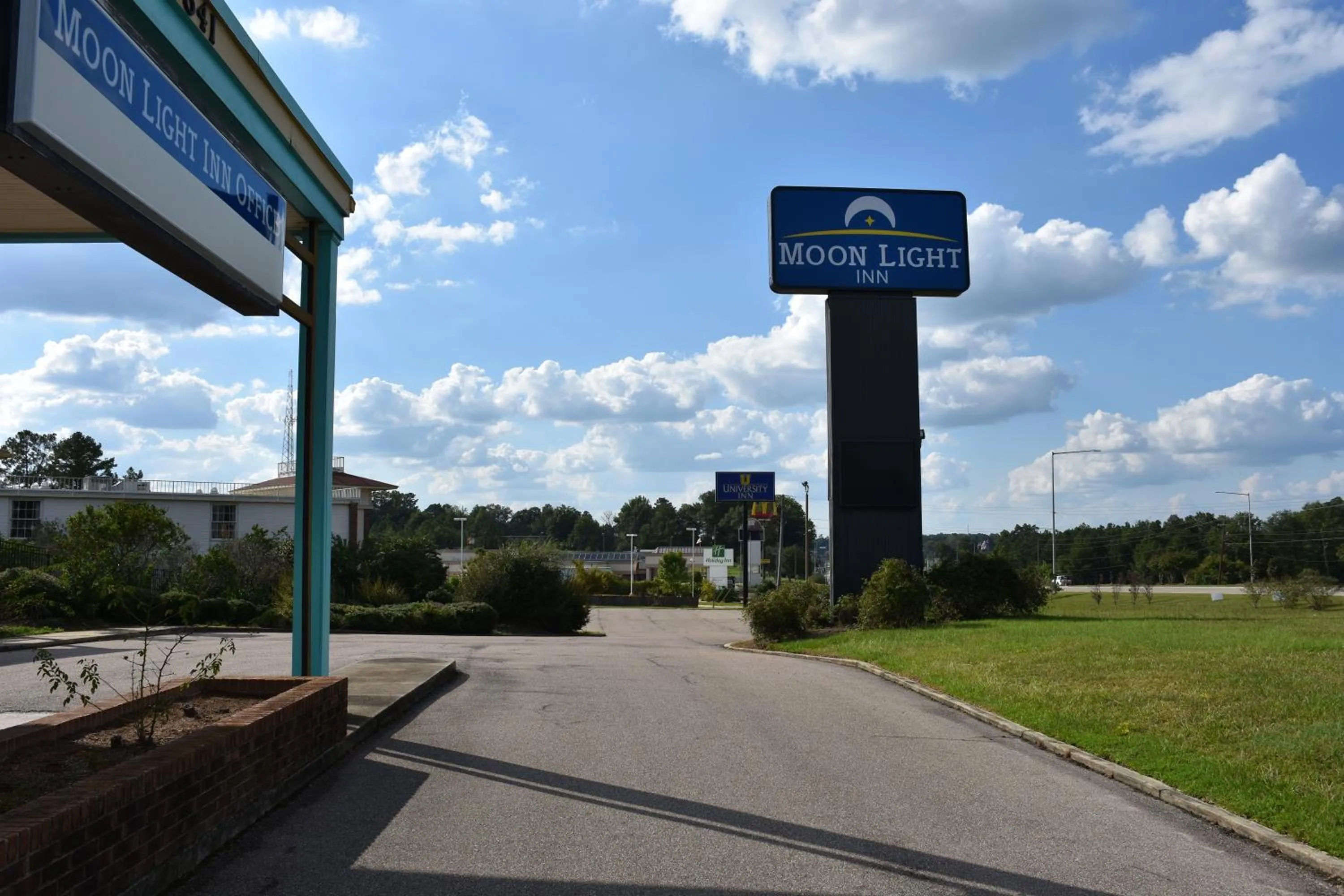 Parking in Moonlight Inn Hotel O Hattiesburg, MS