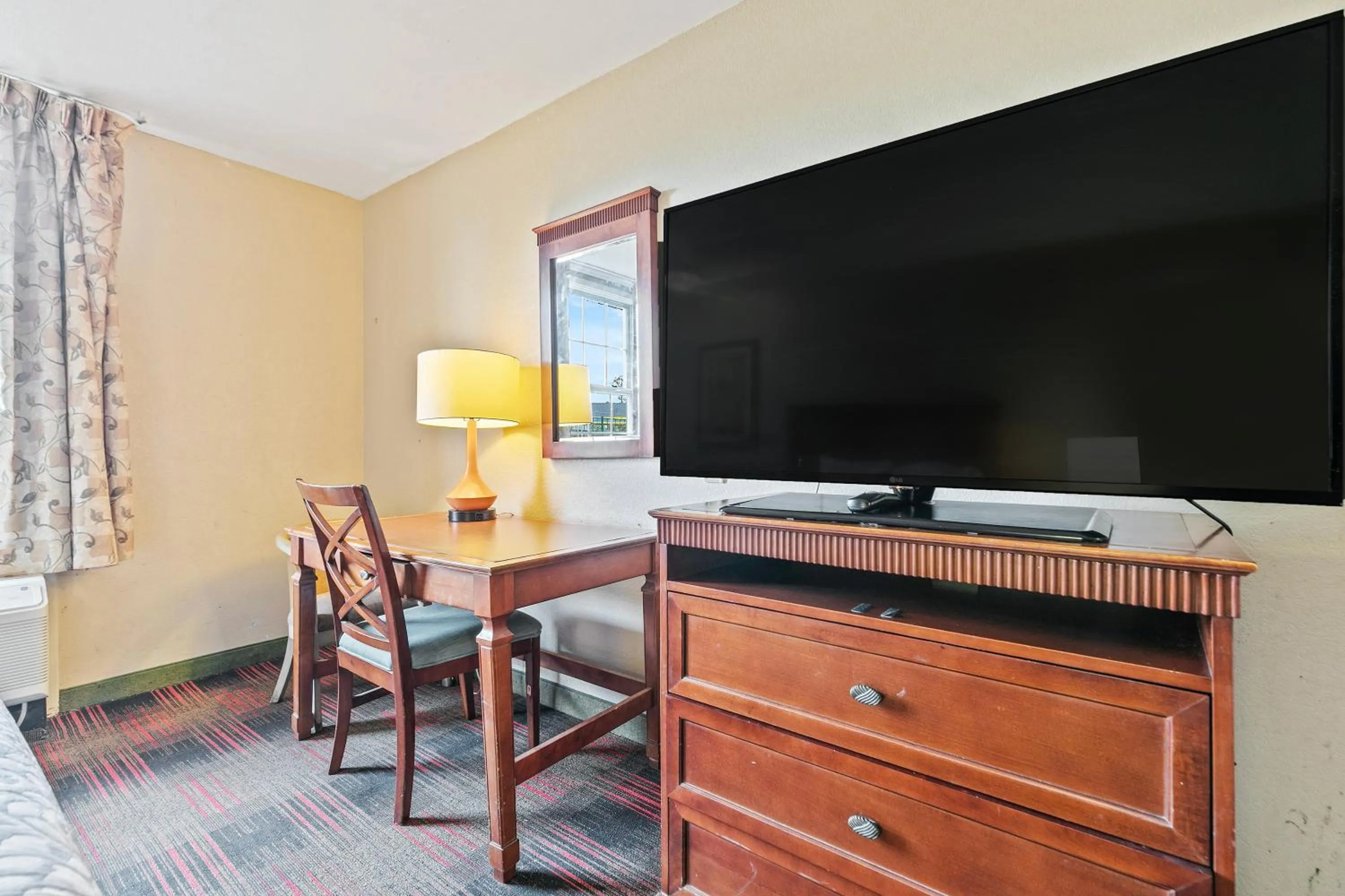 TV and multimedia in Moonlight Inn Hotel O Hattiesburg, MS