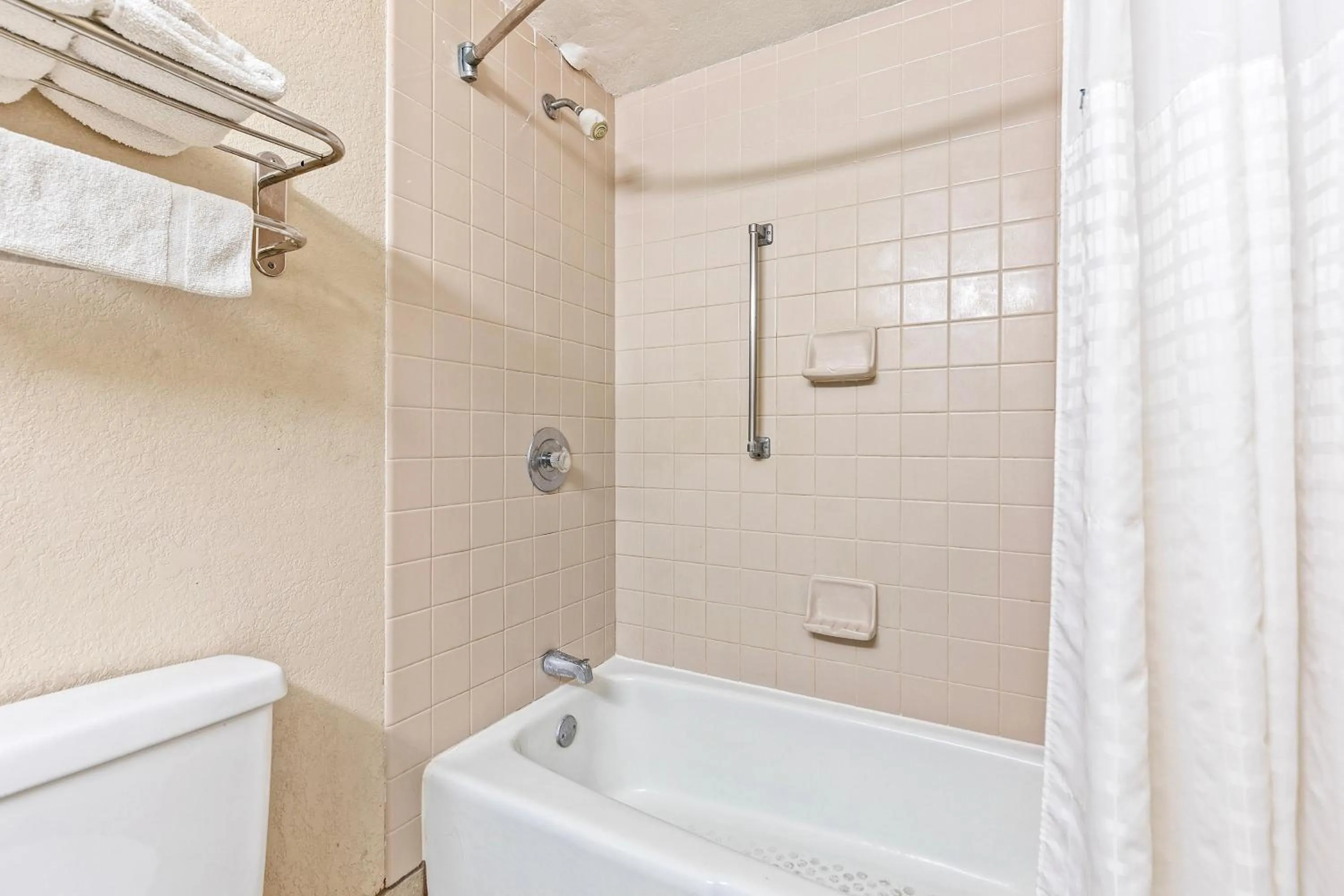 Bath in Moonlight Inn Hotel O Hattiesburg, MS