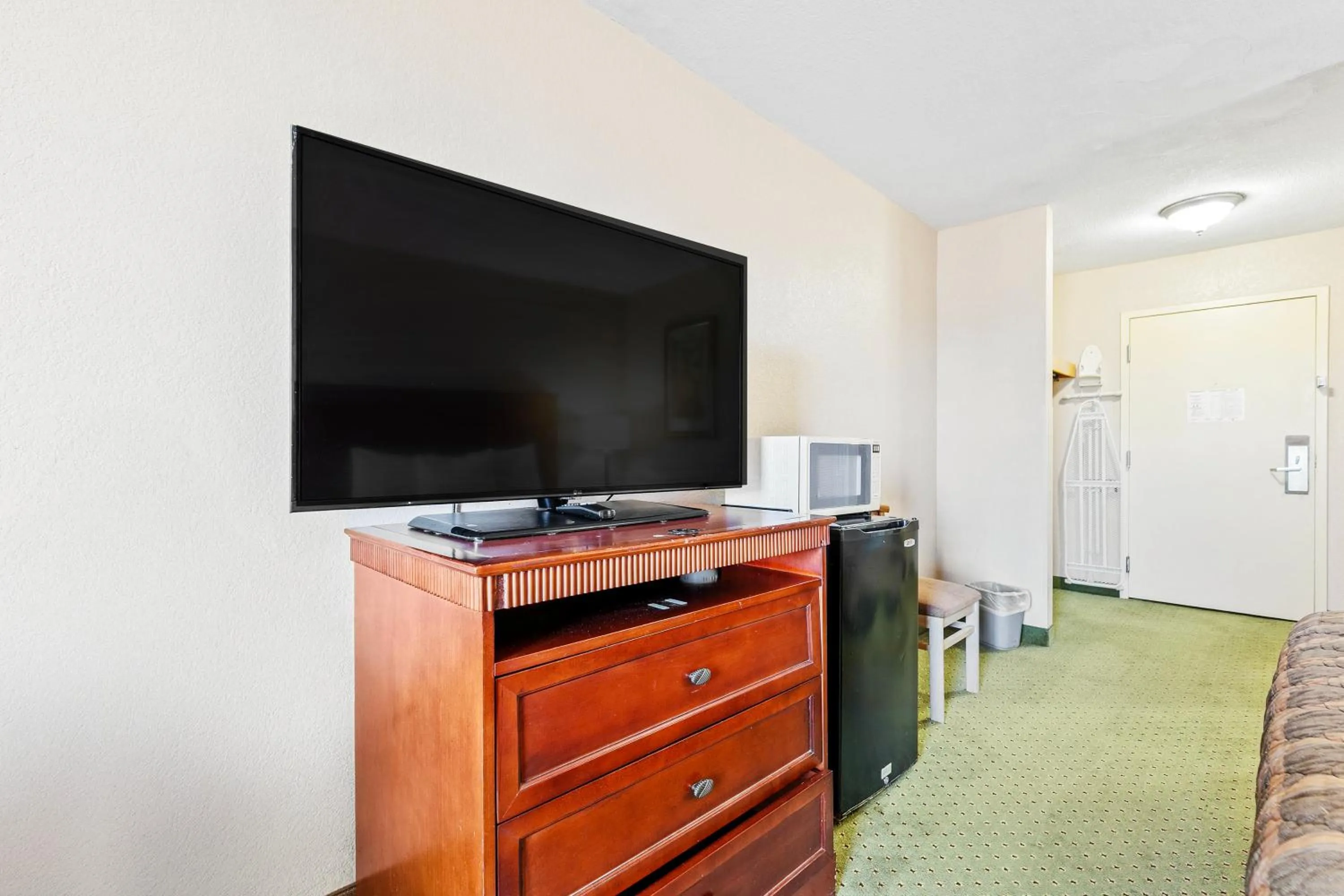 TV and multimedia in Moonlight Inn Hotel O Hattiesburg, MS