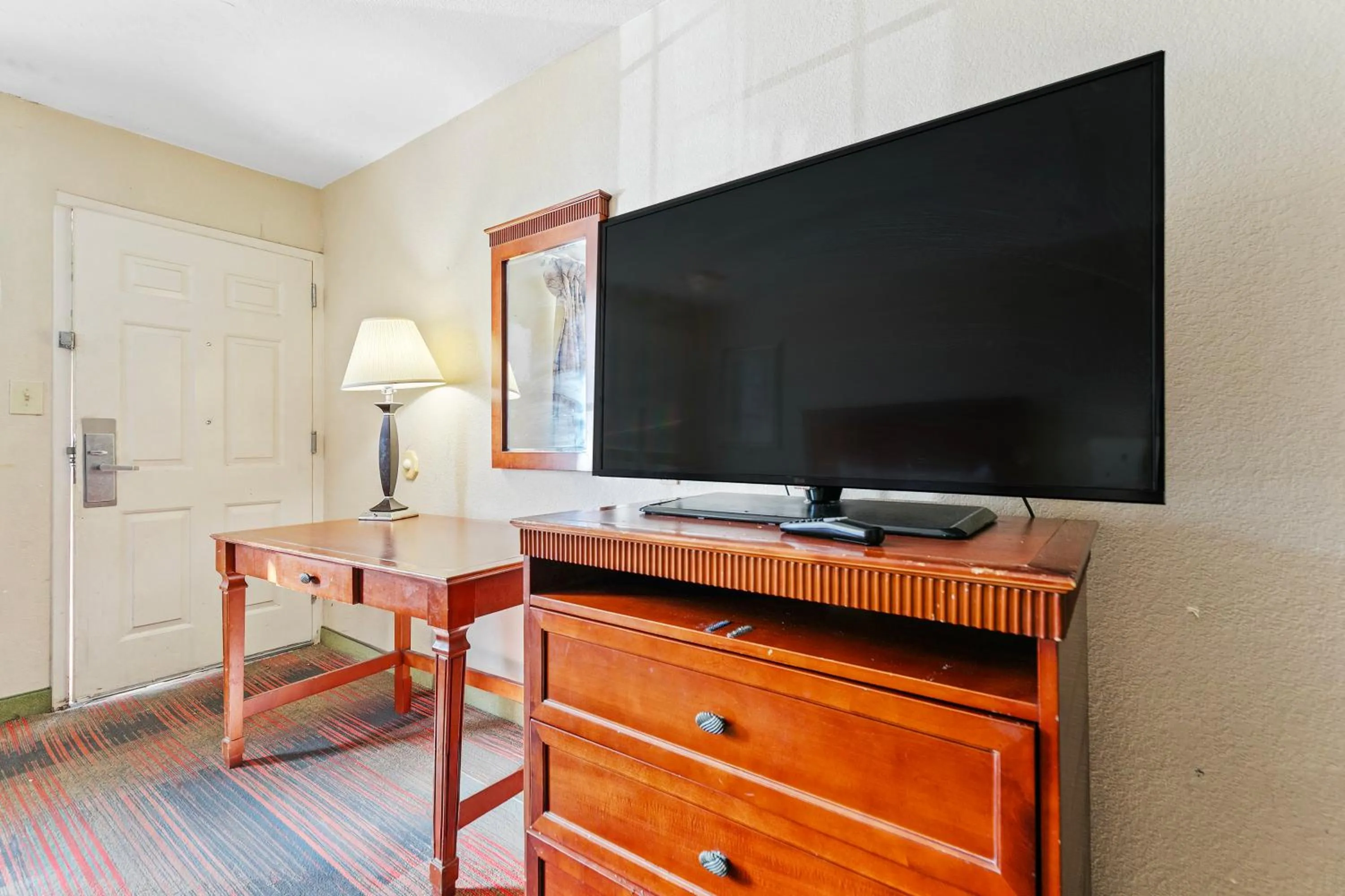 TV and multimedia in Moonlight Inn Hotel O Hattiesburg, MS