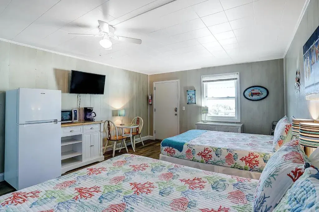 ON ISLAND Ocean View Beachy Studio in Campy 1970s Converted Motel