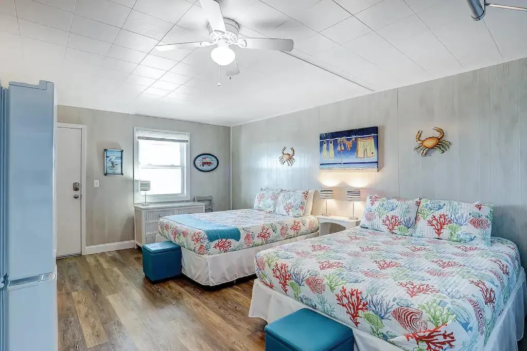 ON ISLAND Ocean View Beachy Studio in Campy 1970s Converted Motel