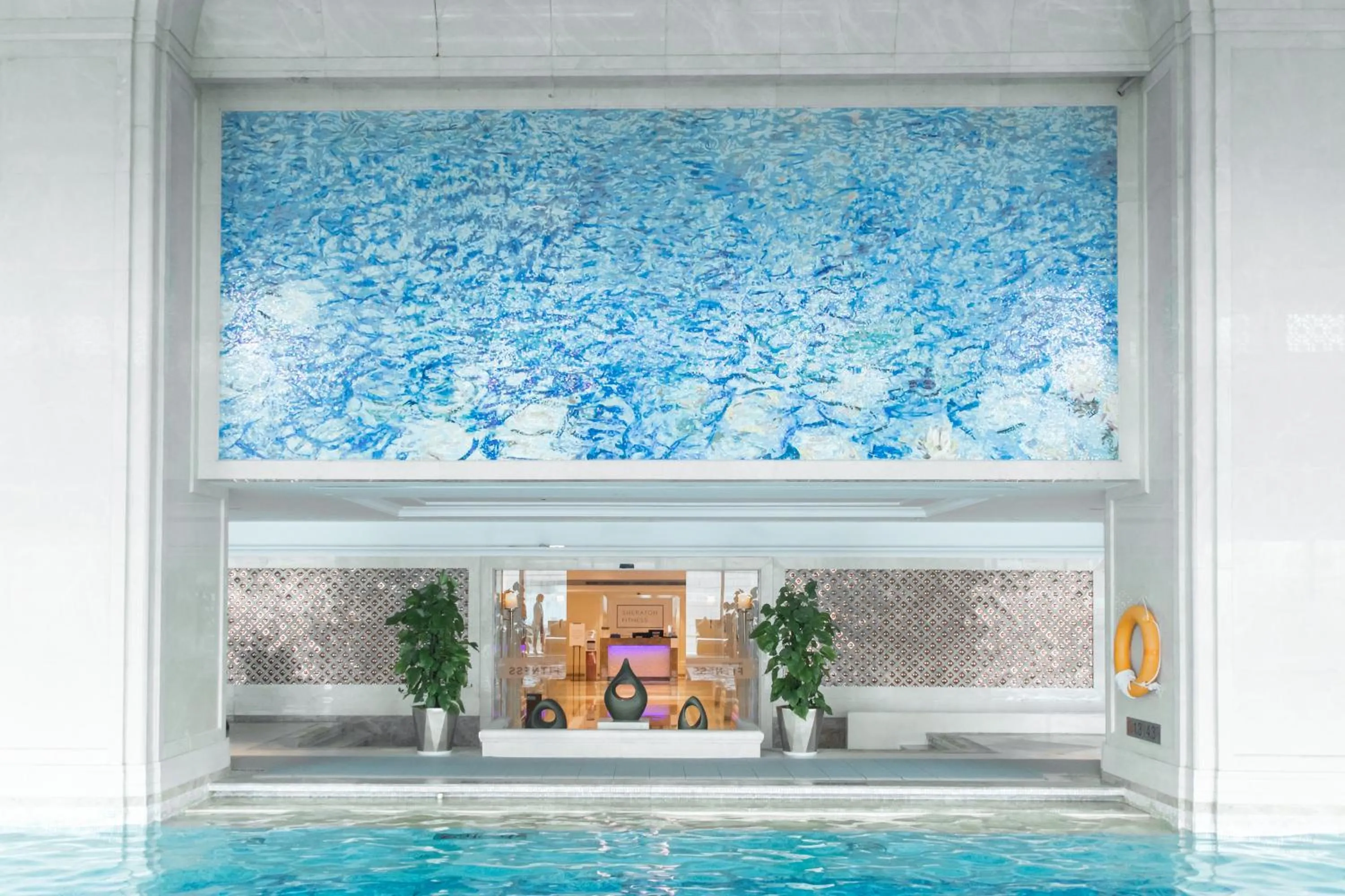 Swimming pool in Sheraton Grand Wuhan Hankou Hotel