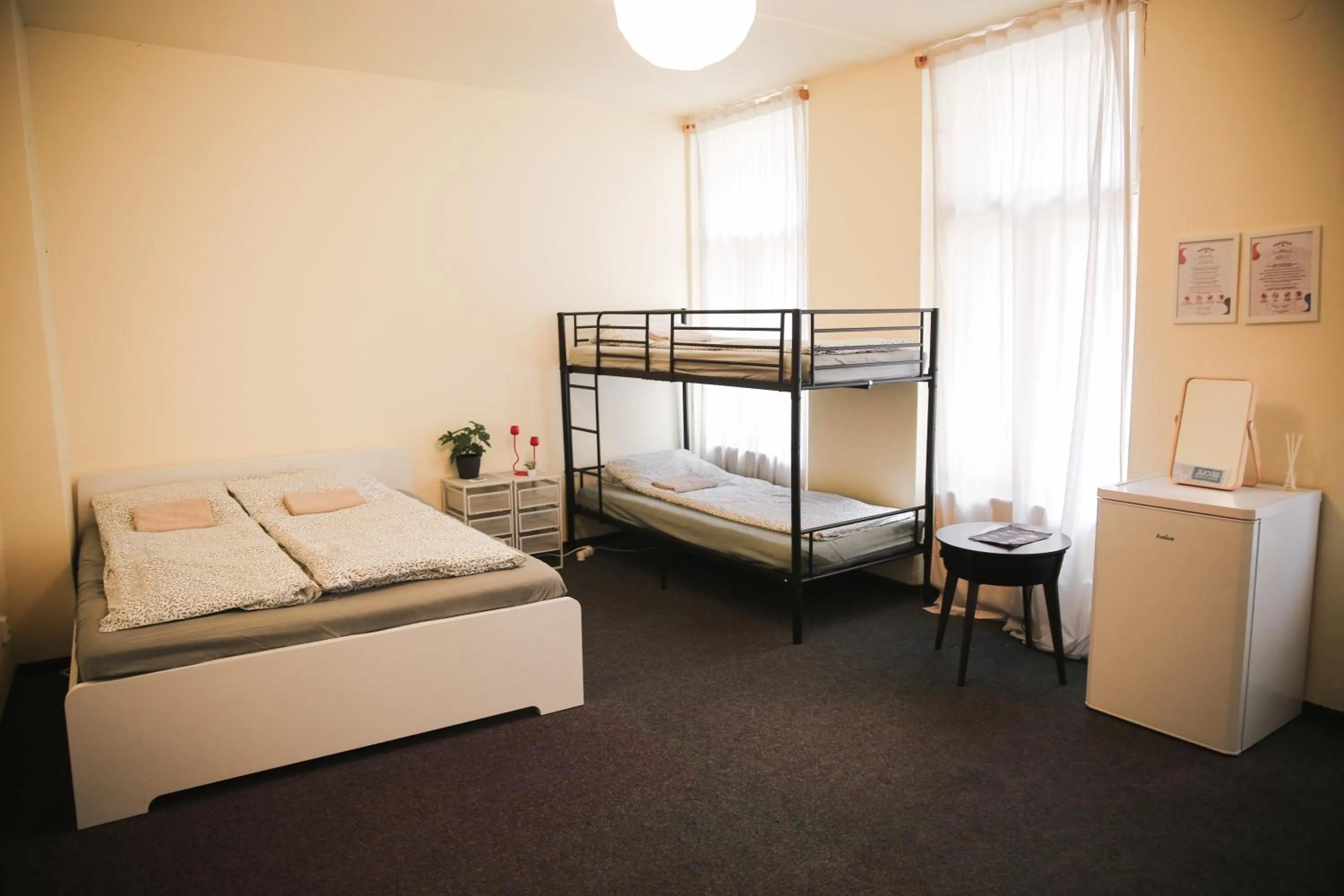 Photo of the whole room, Bed in Koreatown