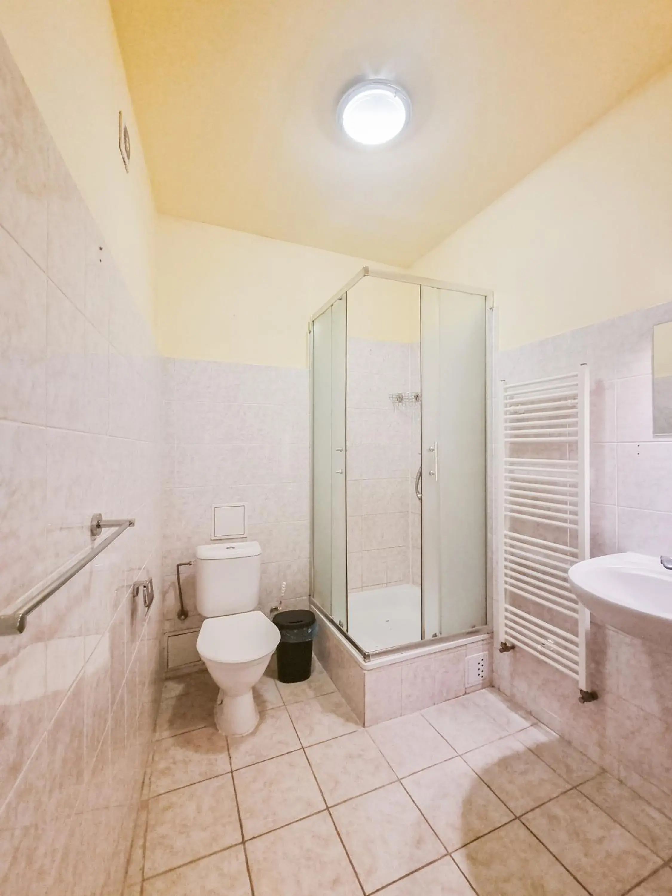 Double or Twin Room with Shower in Korea town Double or Twin Room with Shower in Korea town