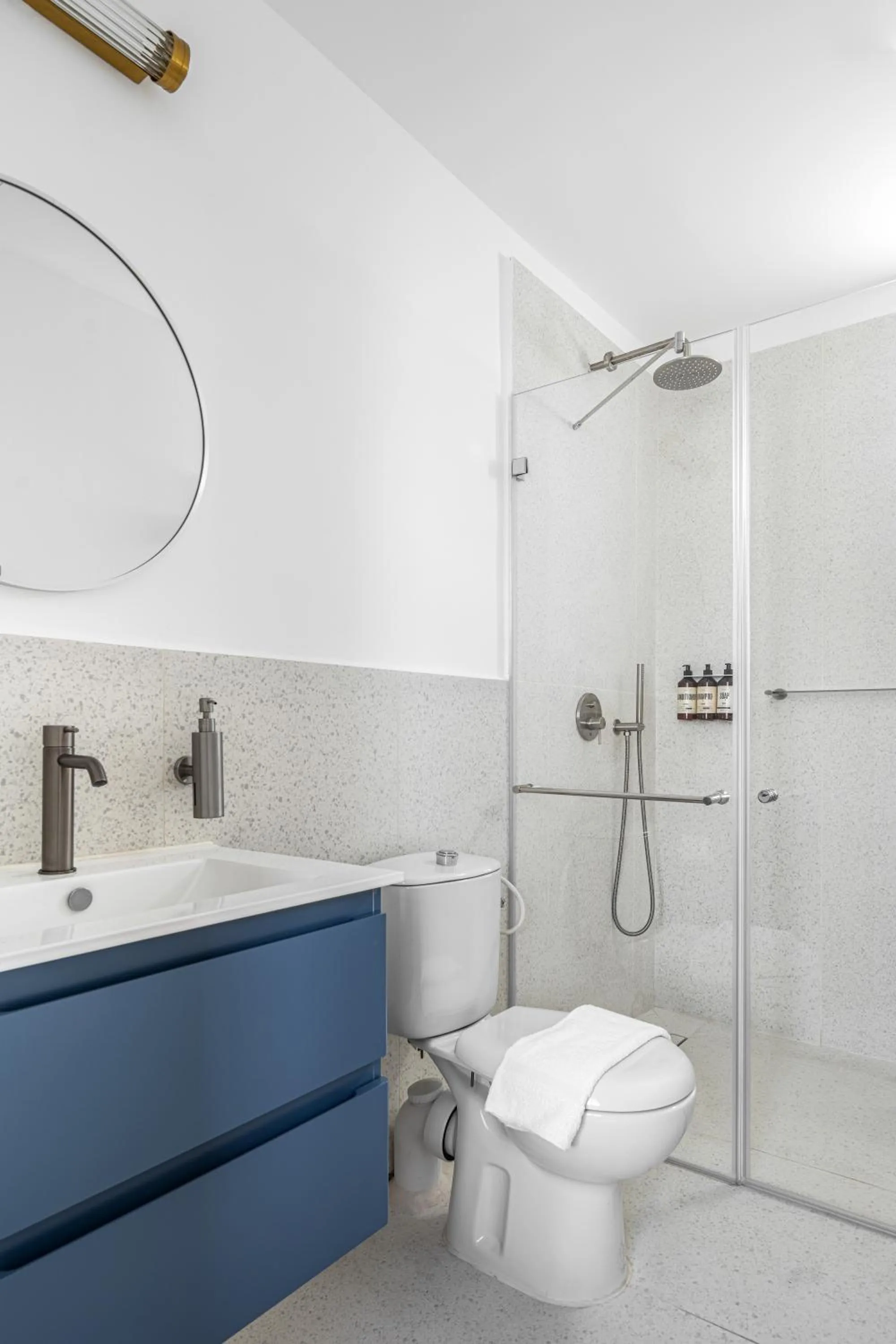 Shower in Mate Levinski - By HOMY