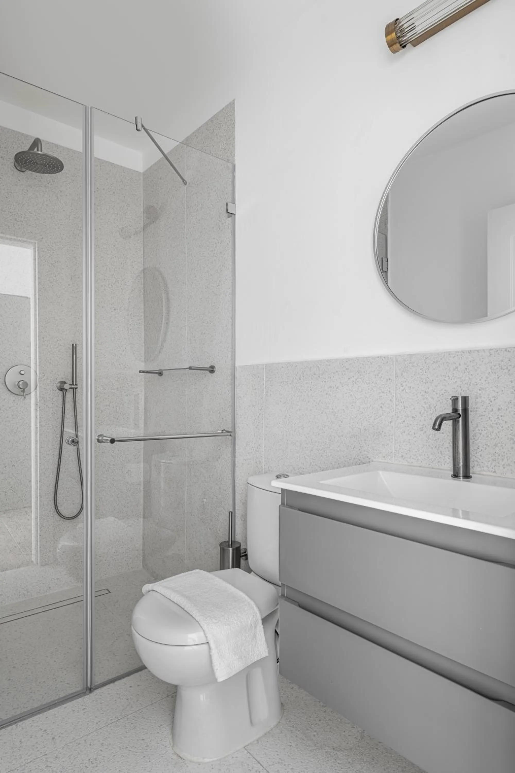 Bathroom in Mate Levinski - By HOMY