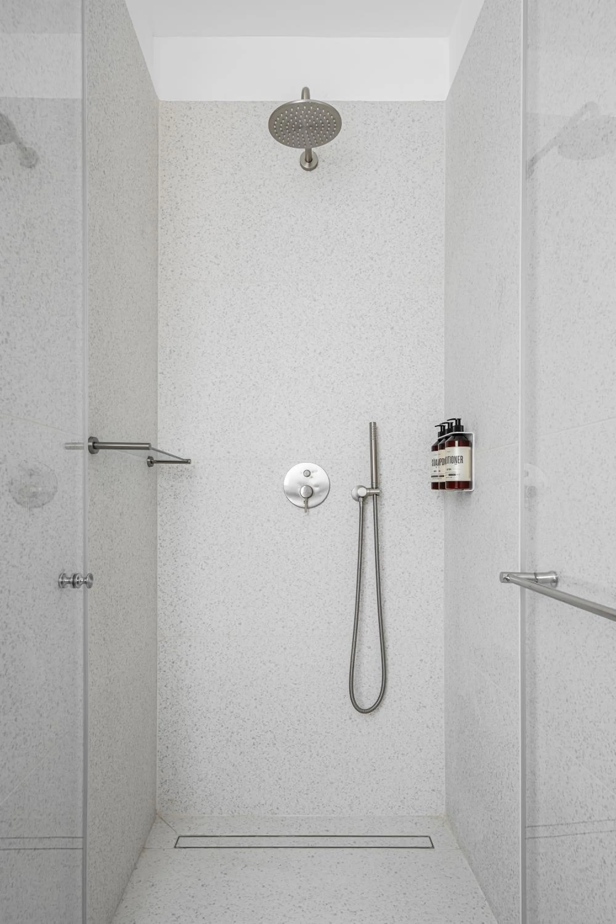 Shower in Mate Levinski - By HOMY