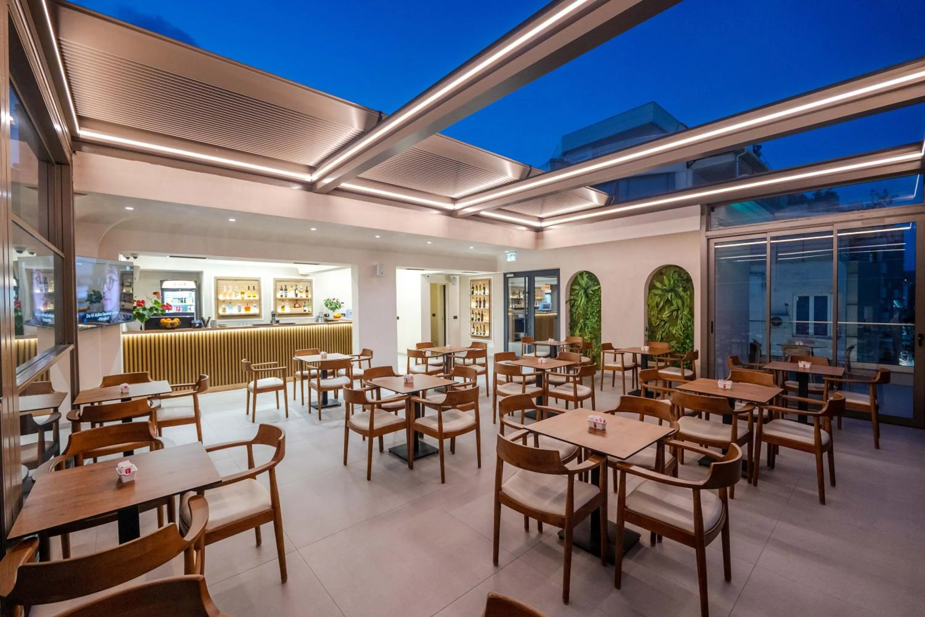 Restaurant/places to eat in SASSO Hotel