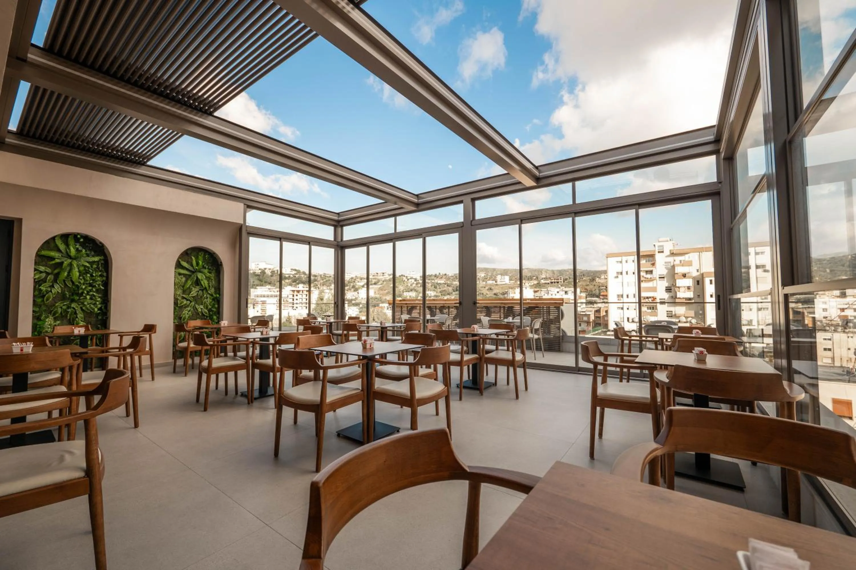 Restaurant/places to eat in SASSO Hotel