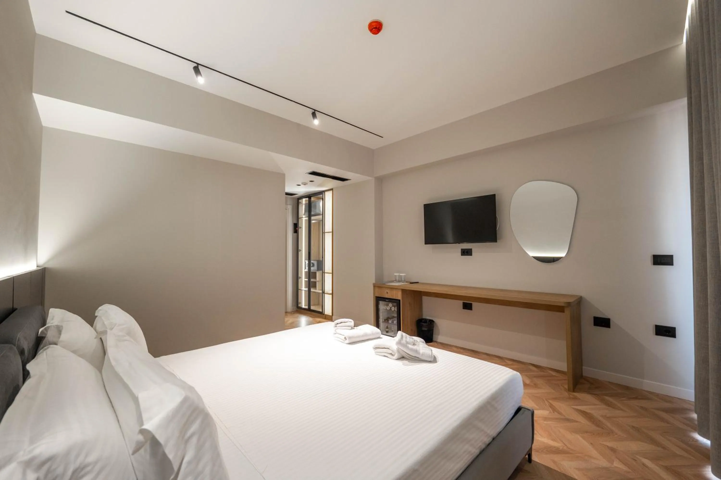 Communal lounge/ TV room, Bed in SASSO Hotel