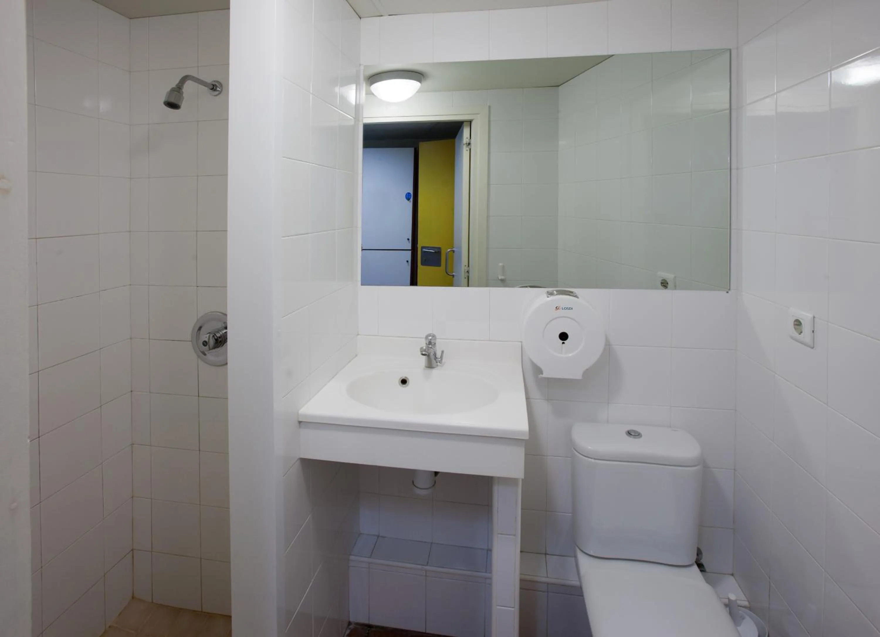 Shower in Alberg Núria Xanascat