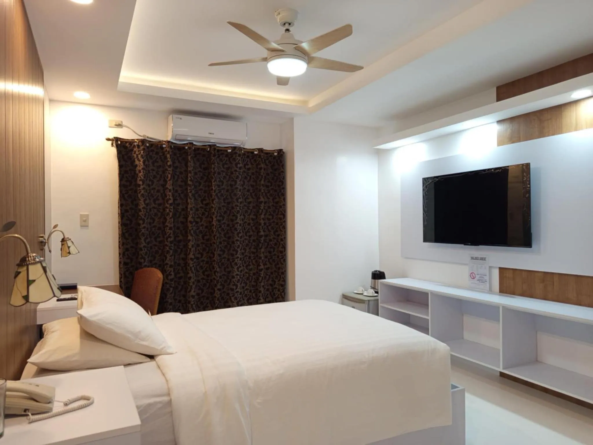 Bed in Buena Casa Hotel