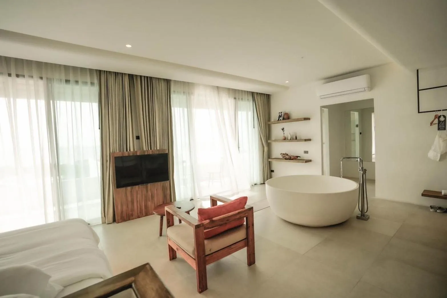 Photo of the whole room, Bed in Pichcha Kohlarn