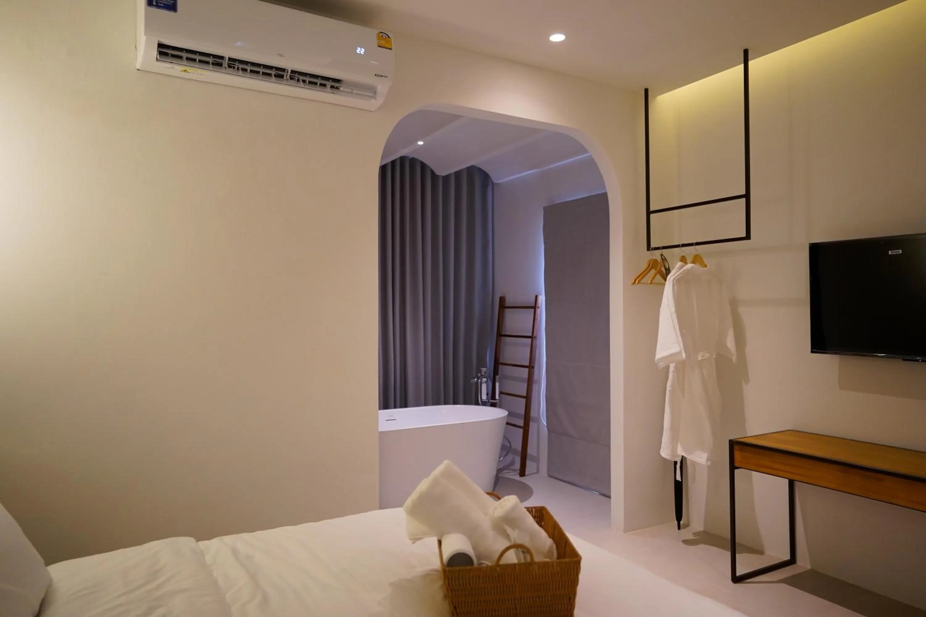 Photo of the whole room, Bed in Pichcha Kohlarn