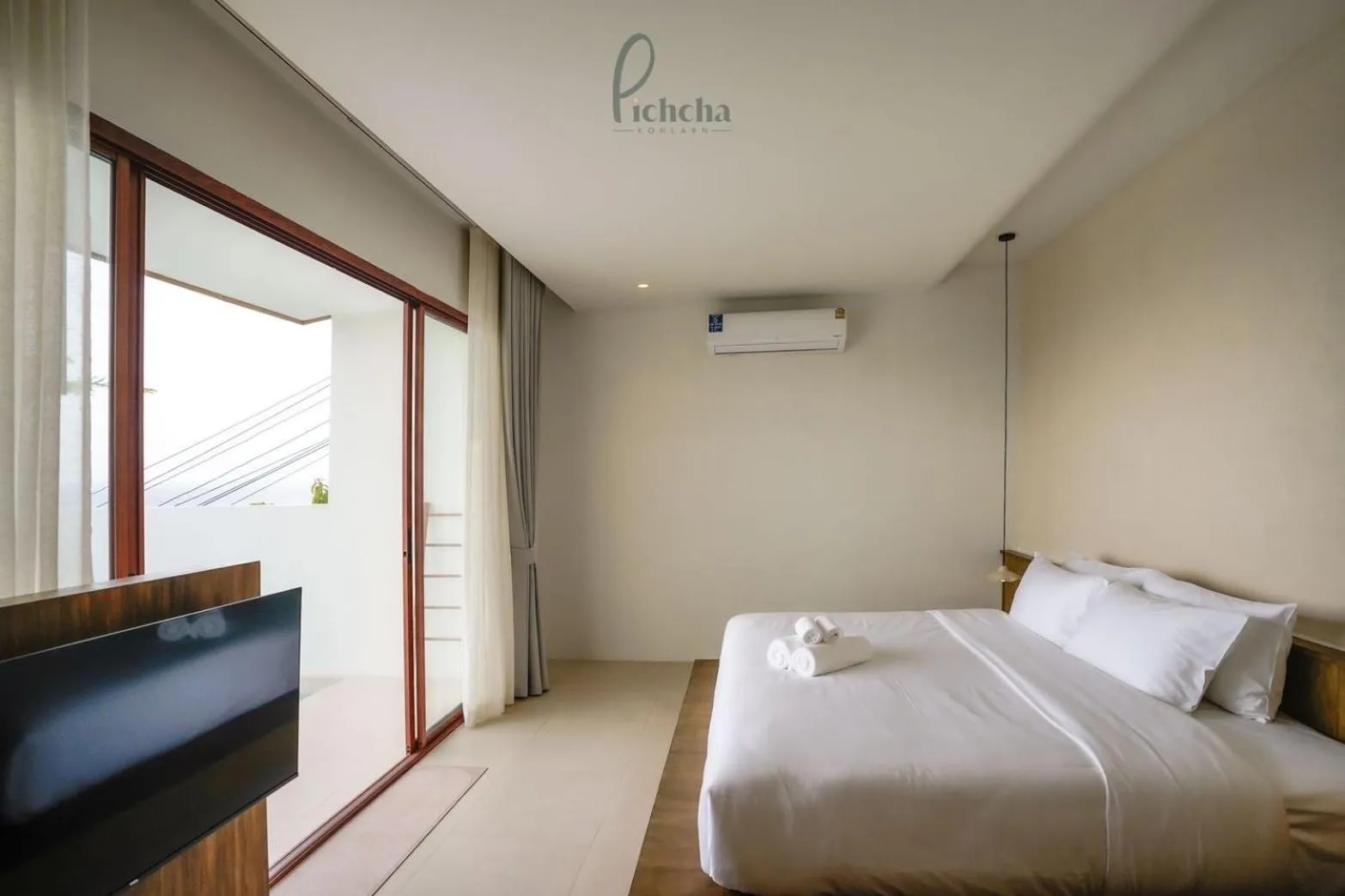 Photo of the whole room, Bed in Pichcha Kohlarn