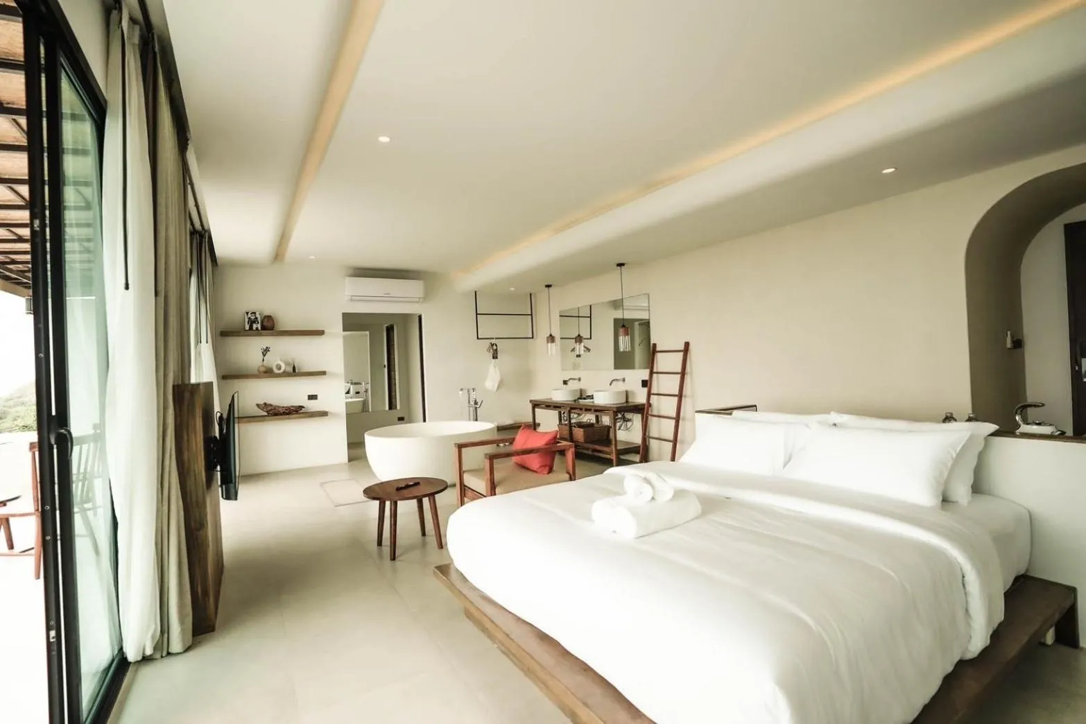 Photo of the whole room, Bed in Pichcha Kohlarn