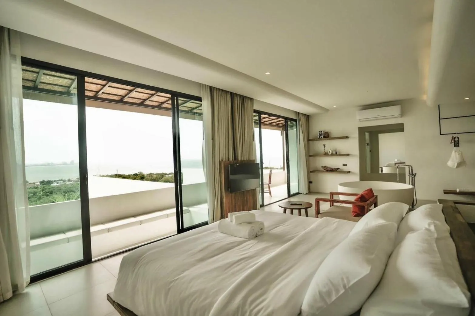 Photo of the whole room, Bed in Pichcha Kohlarn