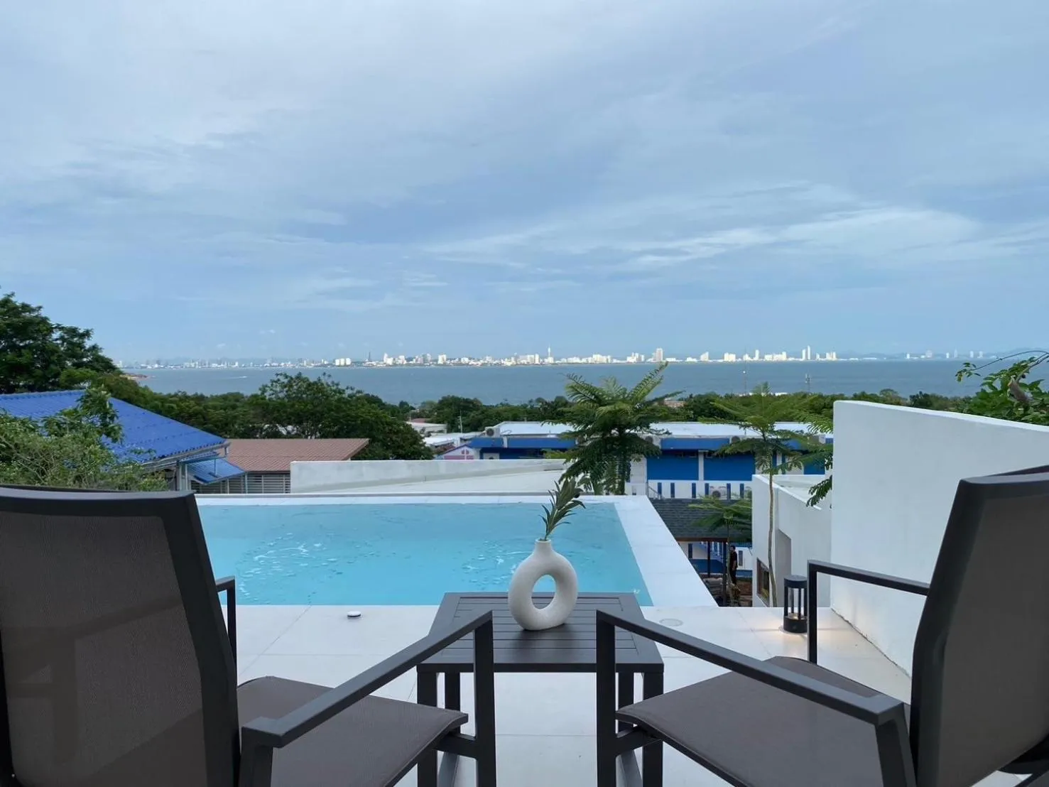 Pool view in Pichcha Kohlarn