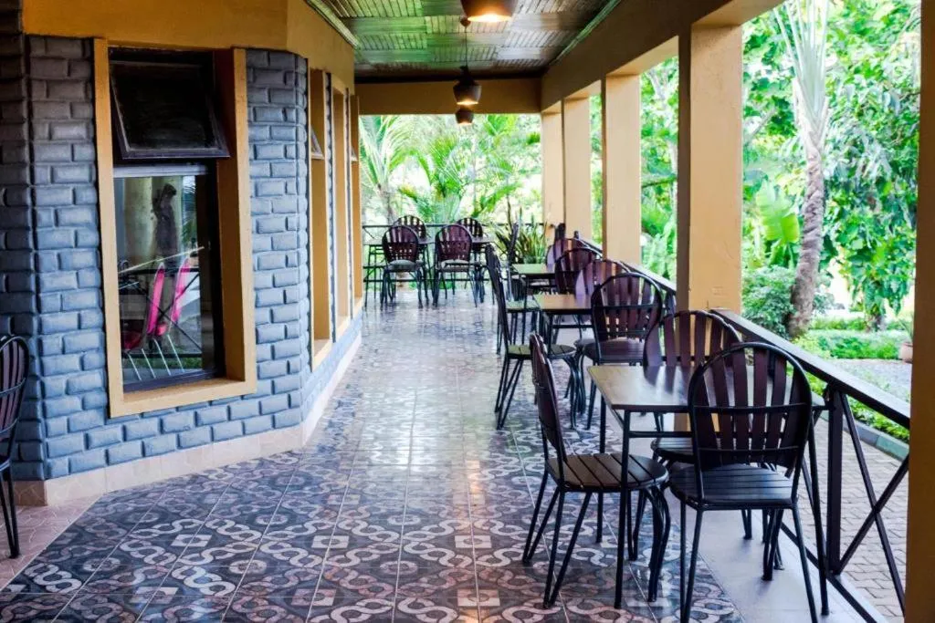 Restaurant/places to eat in Meley Impala Hotel