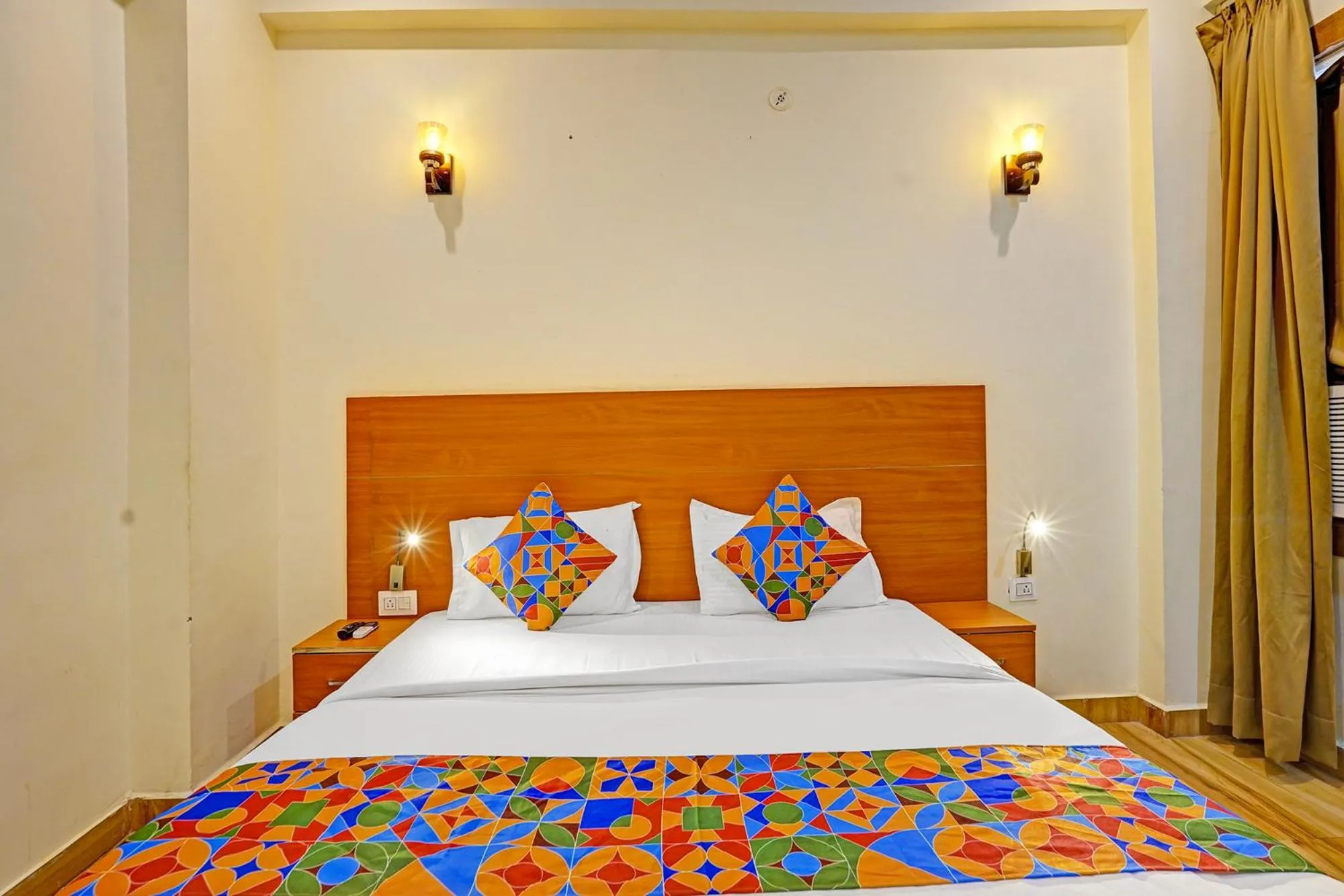 Bed in FabHotel The Viraaj - Gaur City Mall