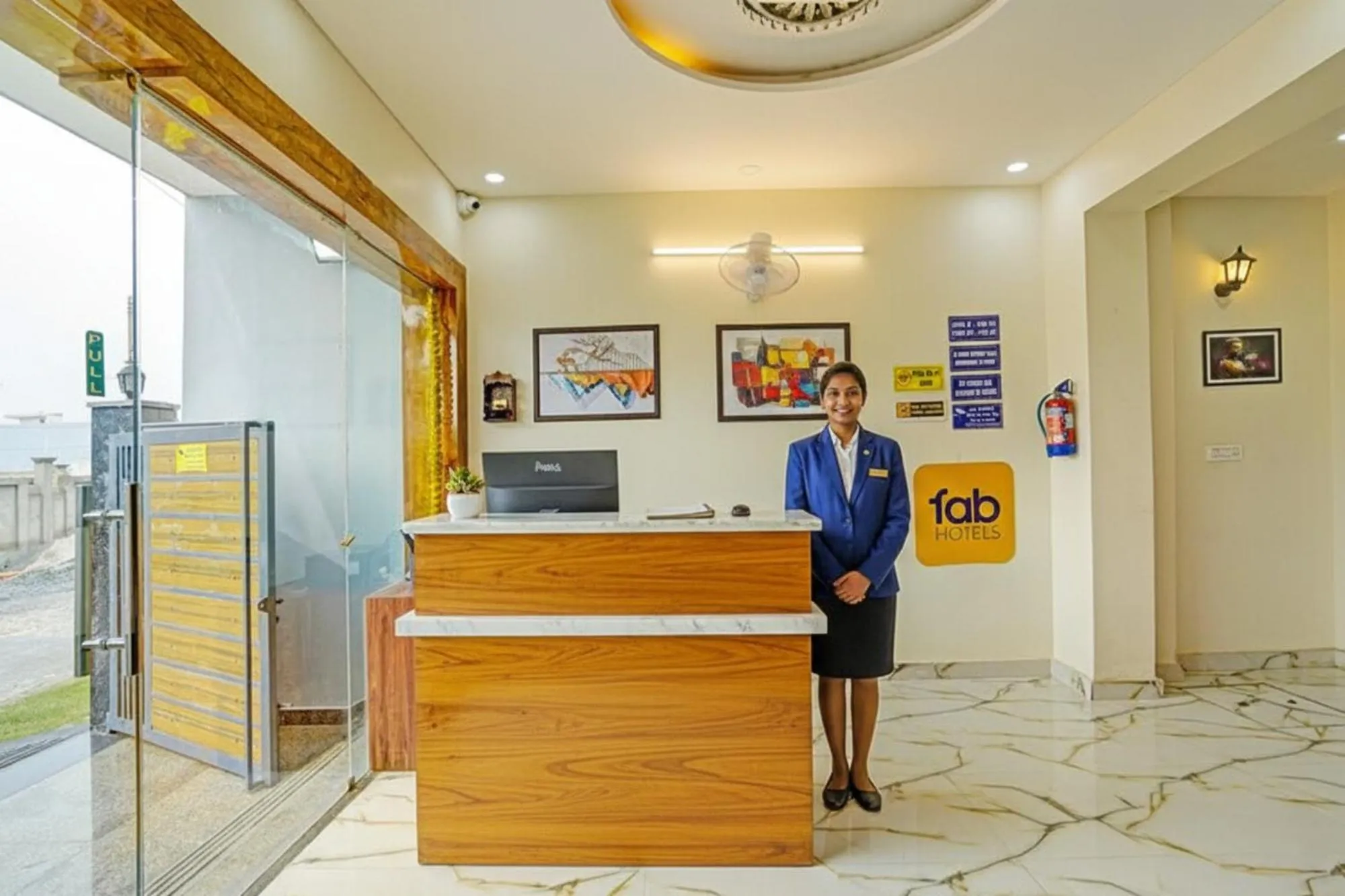 Lobby or reception in FabHotel The Viraaj - Gaur City Mall