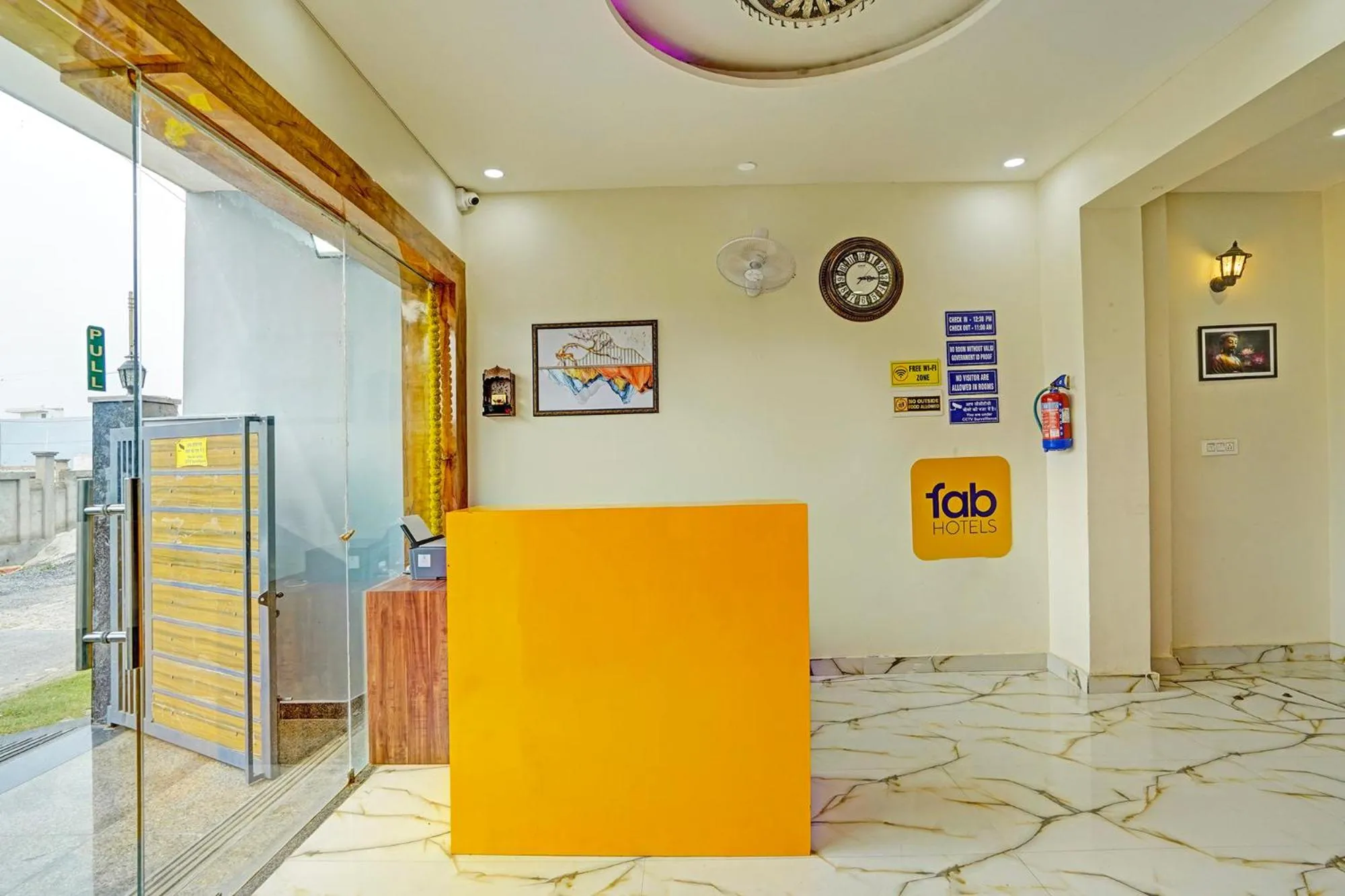 Lobby or reception in FabHotel The Viraaj - Gaur City Mall