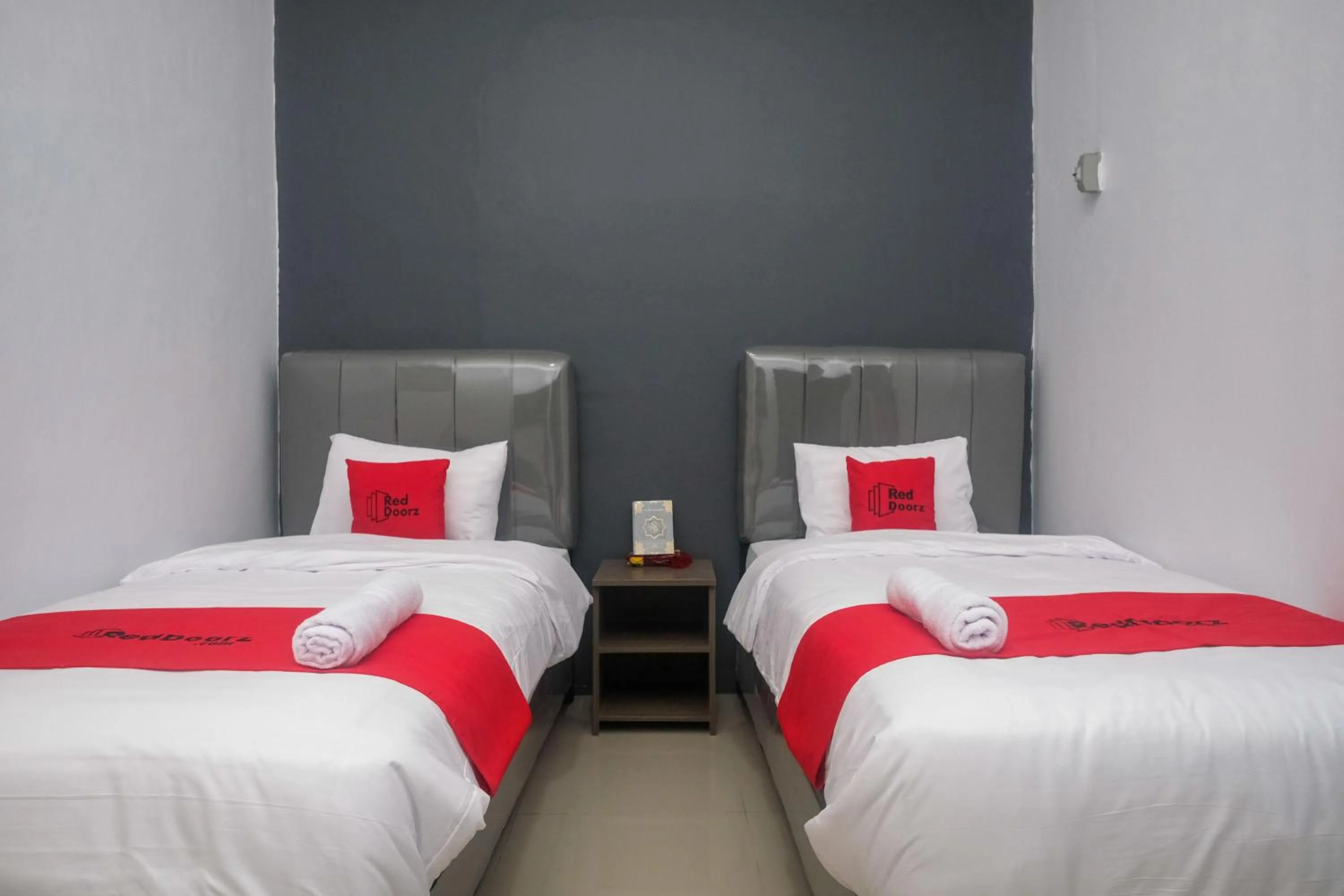 Standard Twin Room in RedDoorz Syariah near UNIMUS Semarang